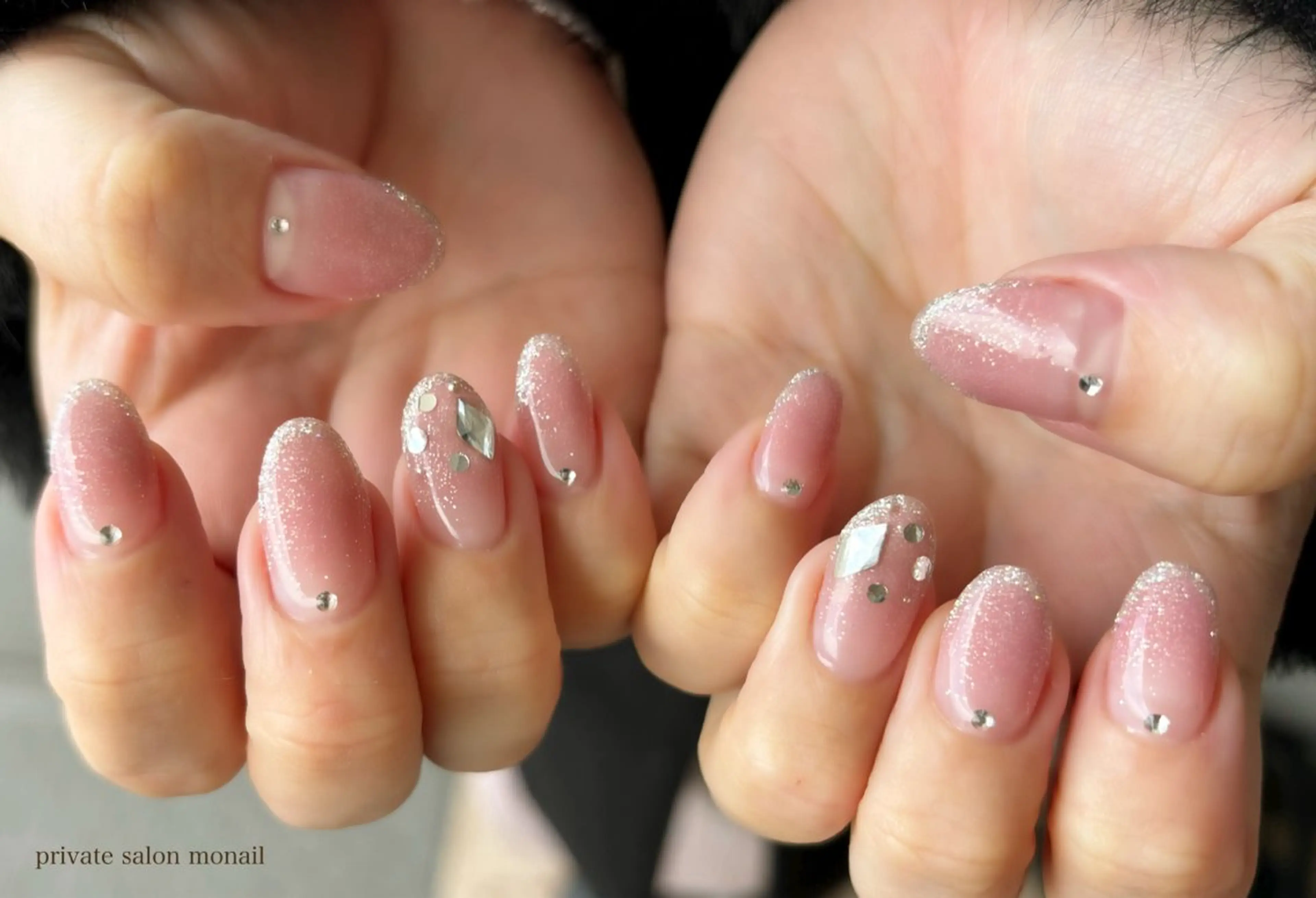 ネイル グラデーション ピンク ストーンネイル ハンドネイル private  nail monail所属・nail salon monailのネイルデザイン