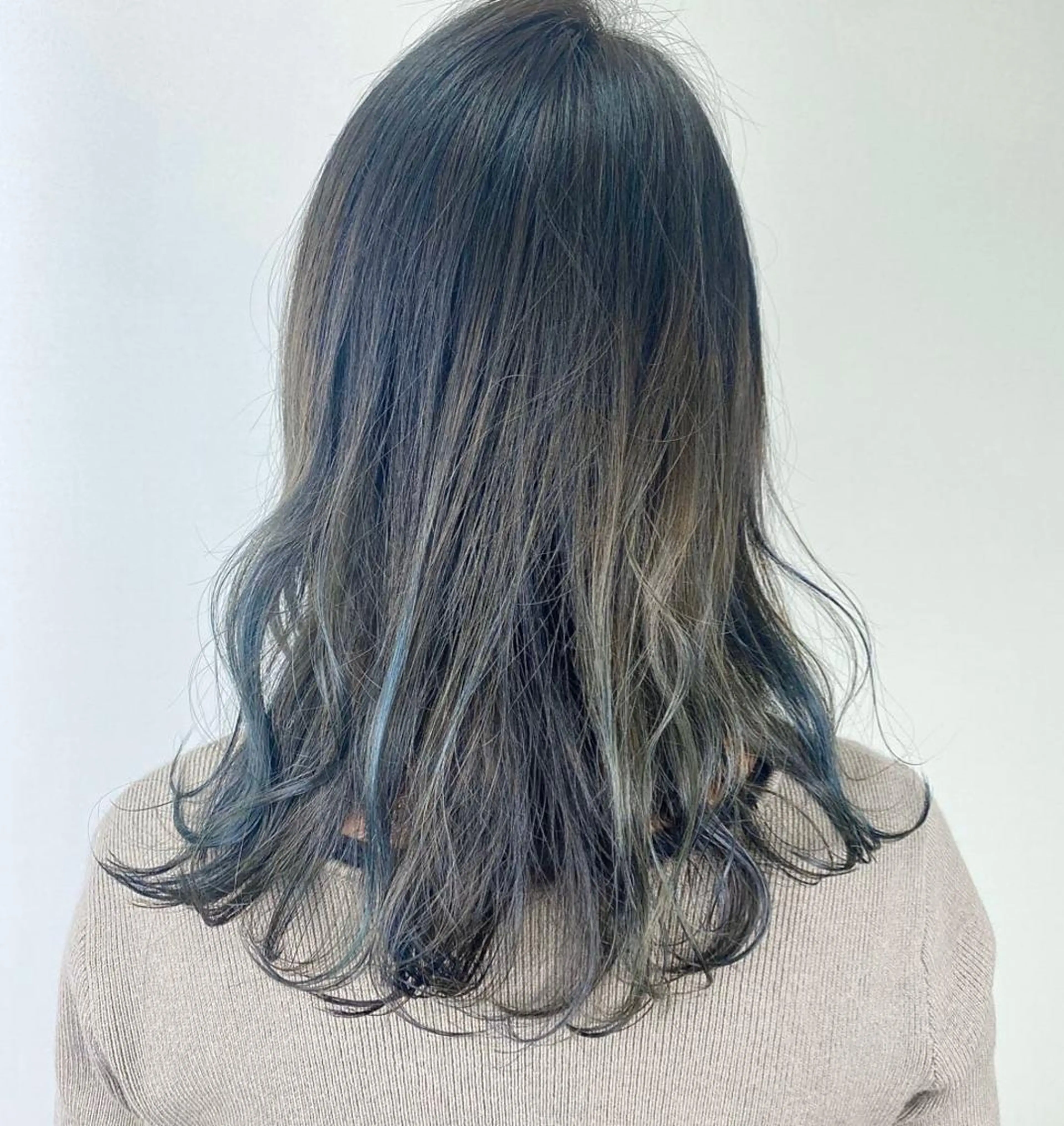 ミディアム カラー ブルーカラー ハイライトカラー ハイライト 草野 奈扇のヘアスタイル