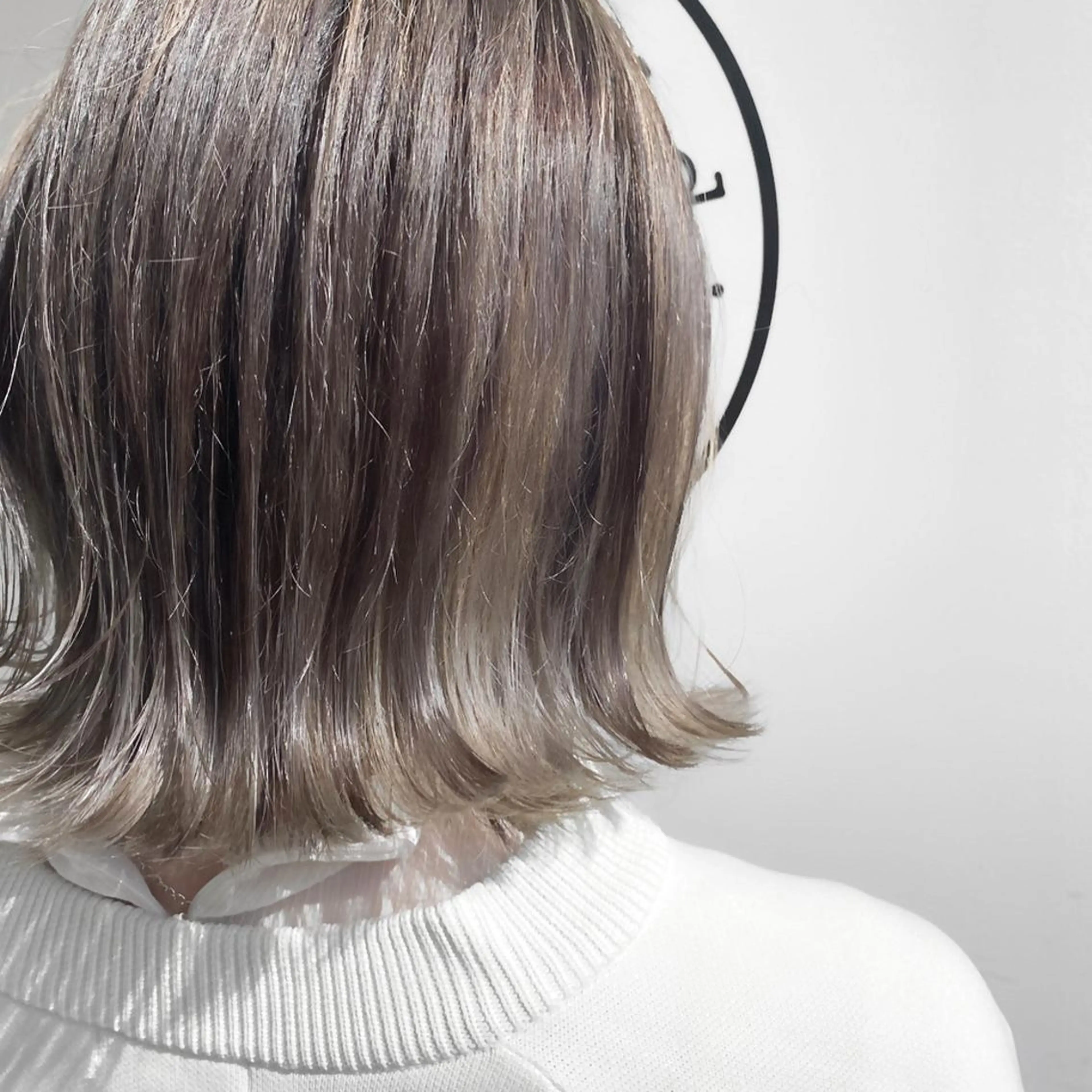 ショート カラー 切りっぱなしボブ バレイヤージュ ハイライトカラー ボブ ハイライト ヘアカラー 川越 輝梨奈のヘアスタイル