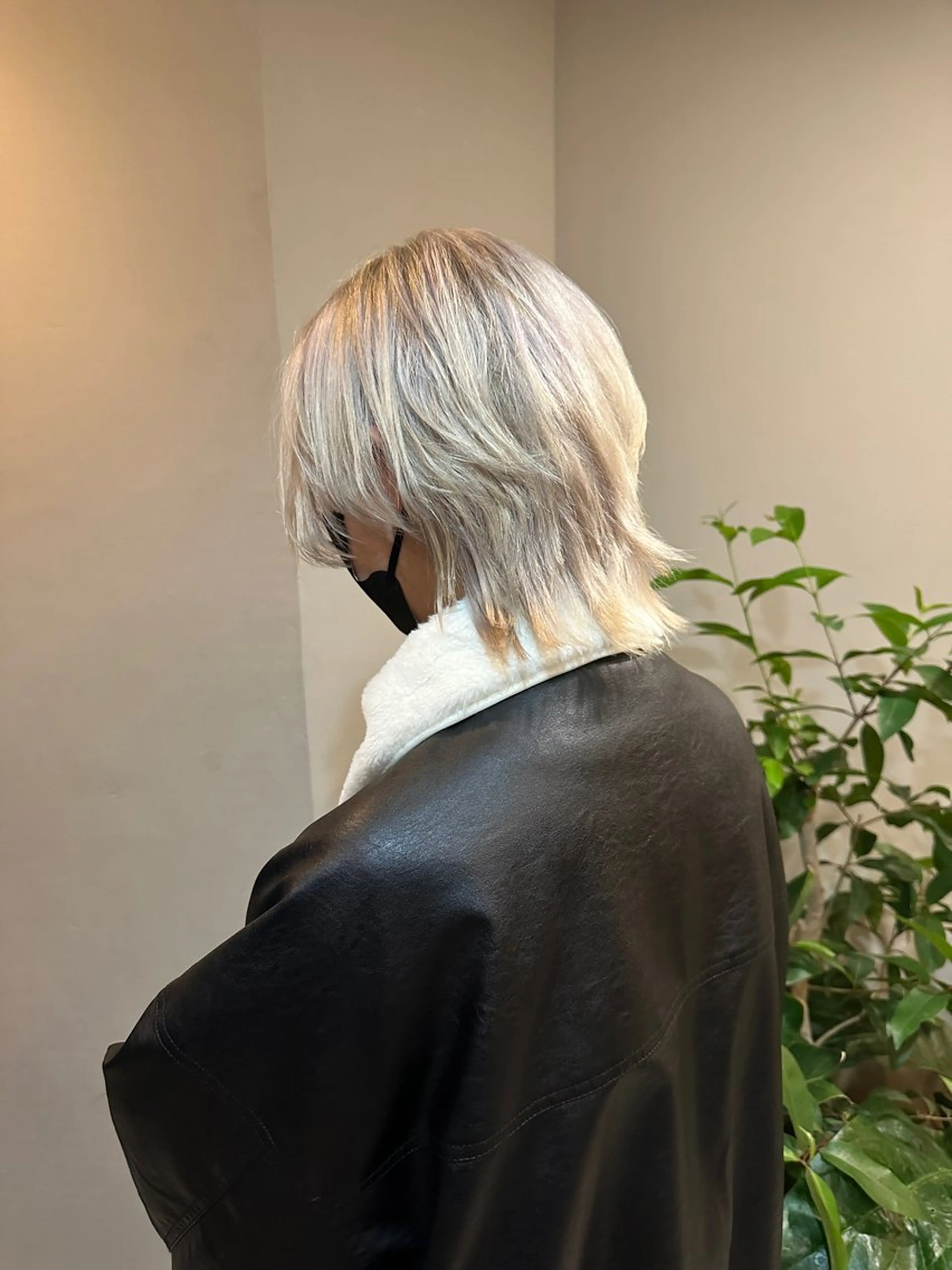 ショート カラー ブロンド ハイトーンカラー ホワイトブロンド ウルフカット 金ウンス 髪質改善カラーのヘアスタイル