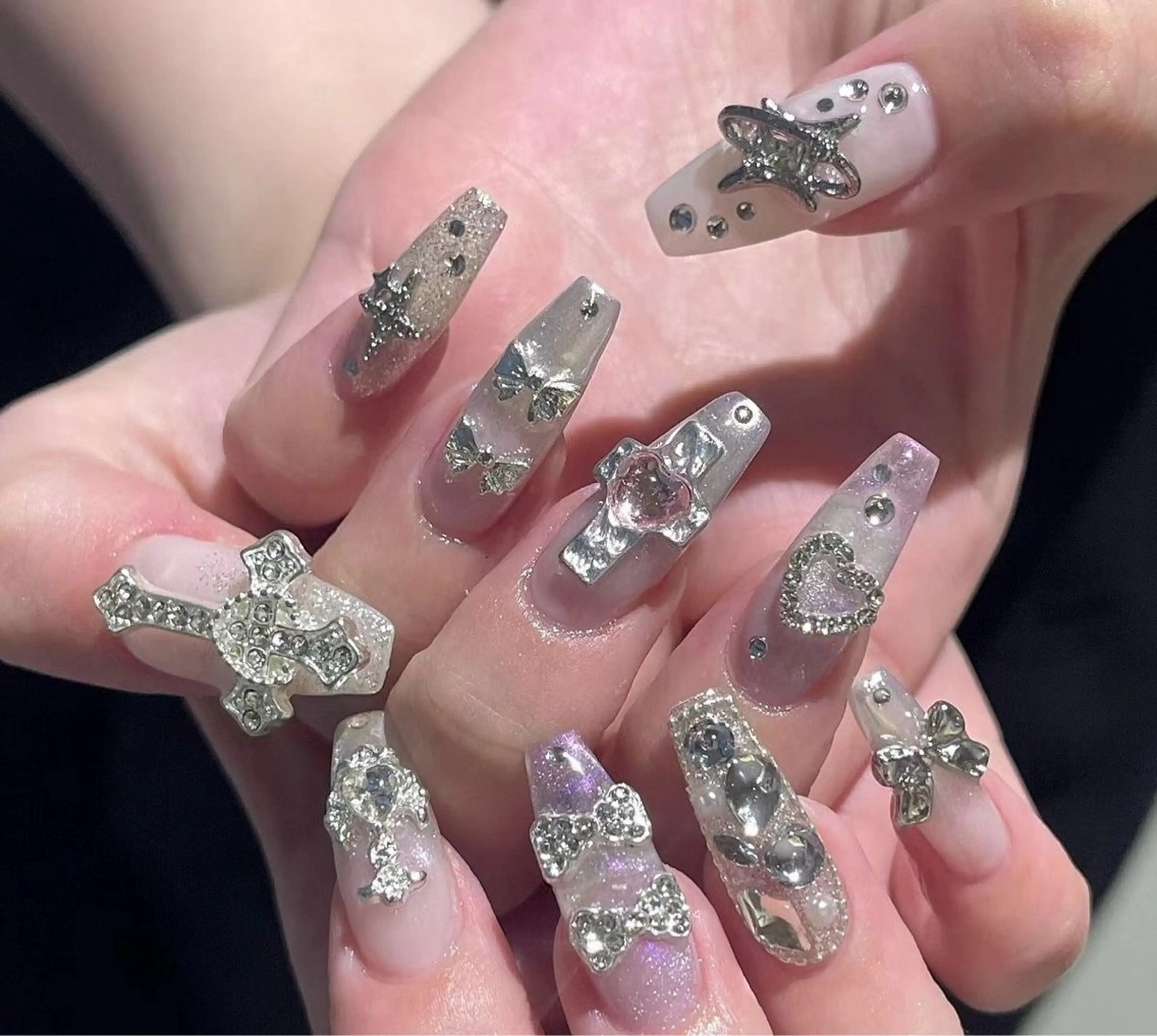 ネイル マグネットネイル ピンク ネイルチップ 冬ネイル クリスマス ハンドネイル Lee Nailsのネイルデザイン