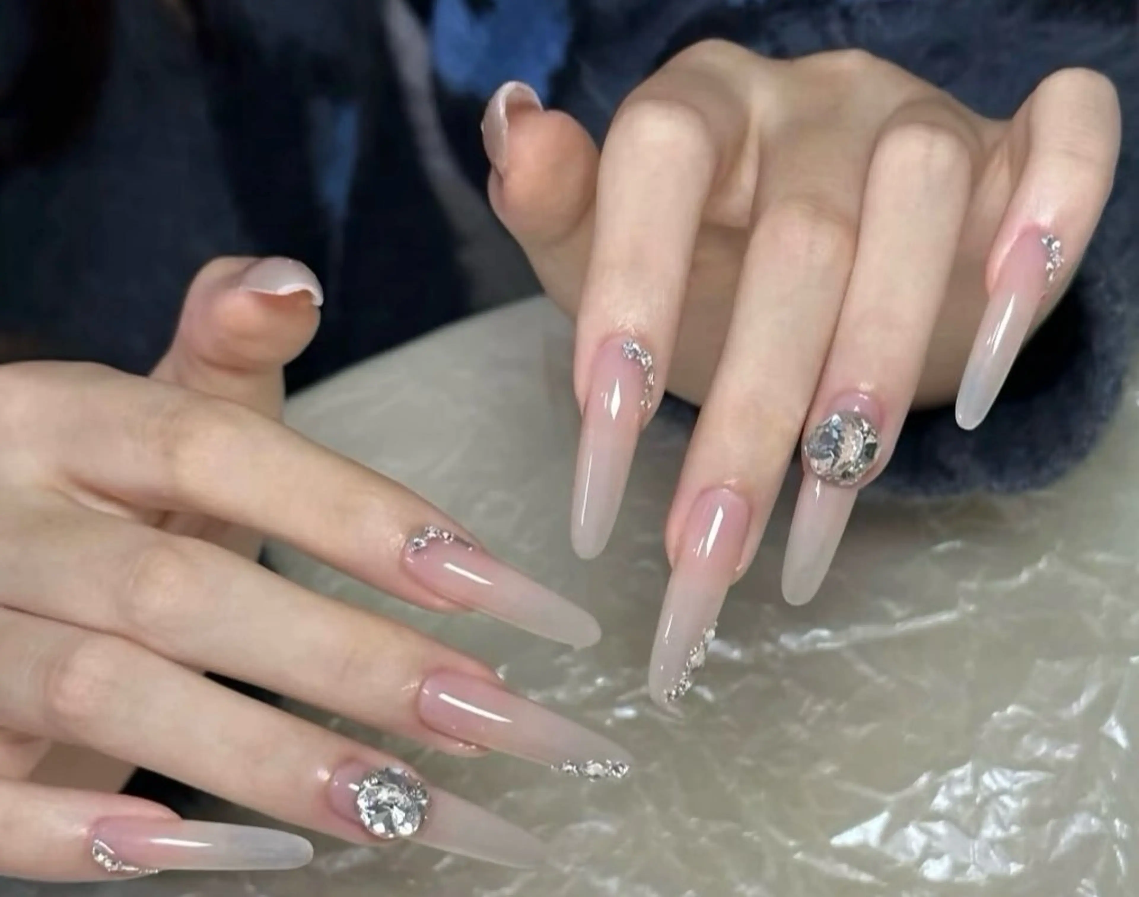 ネイル チークネイル 長さ出し フラワーネイル フレンチネイル ガーリー sun nail池袋 モデル募集のネイルデザイン