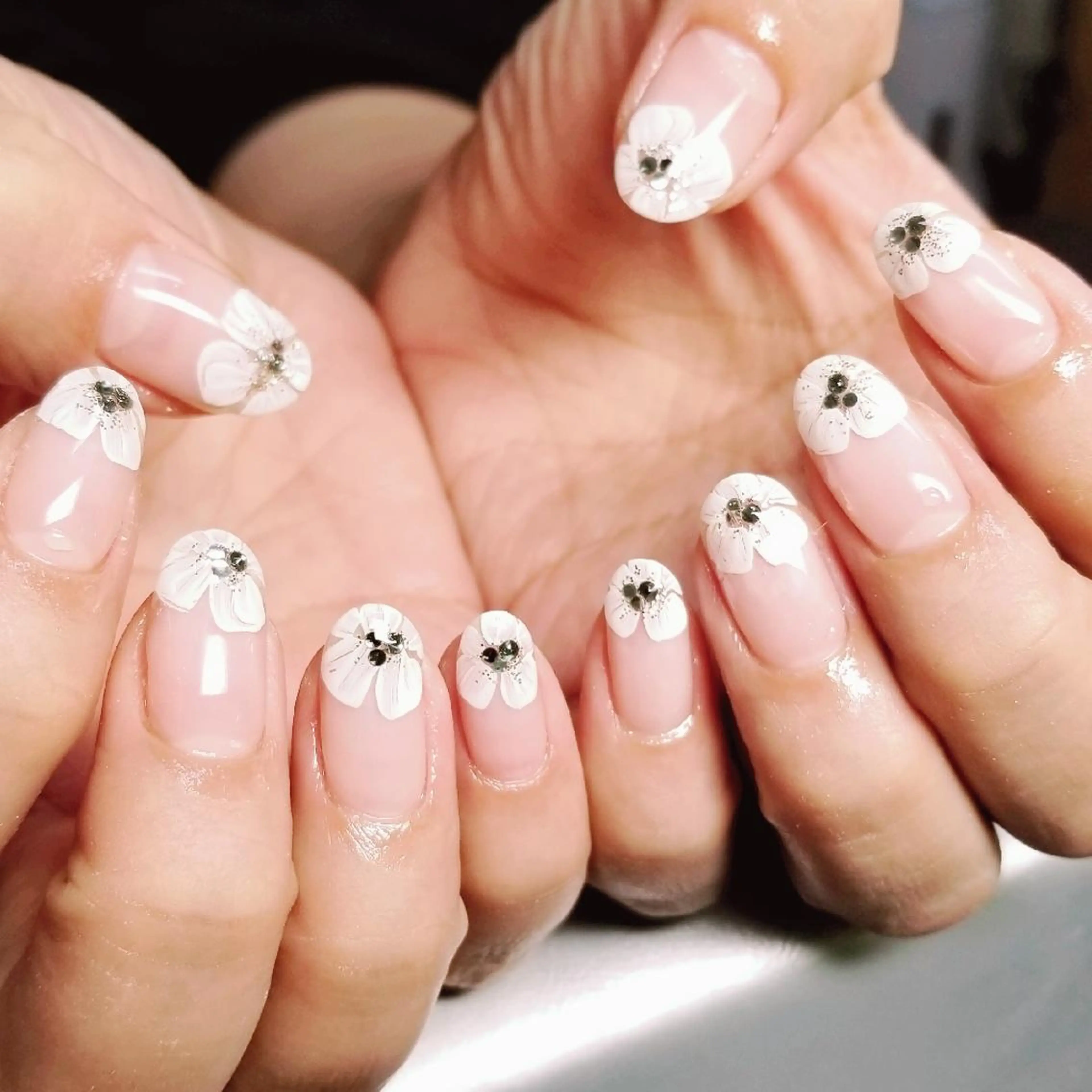 ネイル フレンチネイル ストーンネイル ハンドネイル L'instant  Nail Artzのネイルデザイン