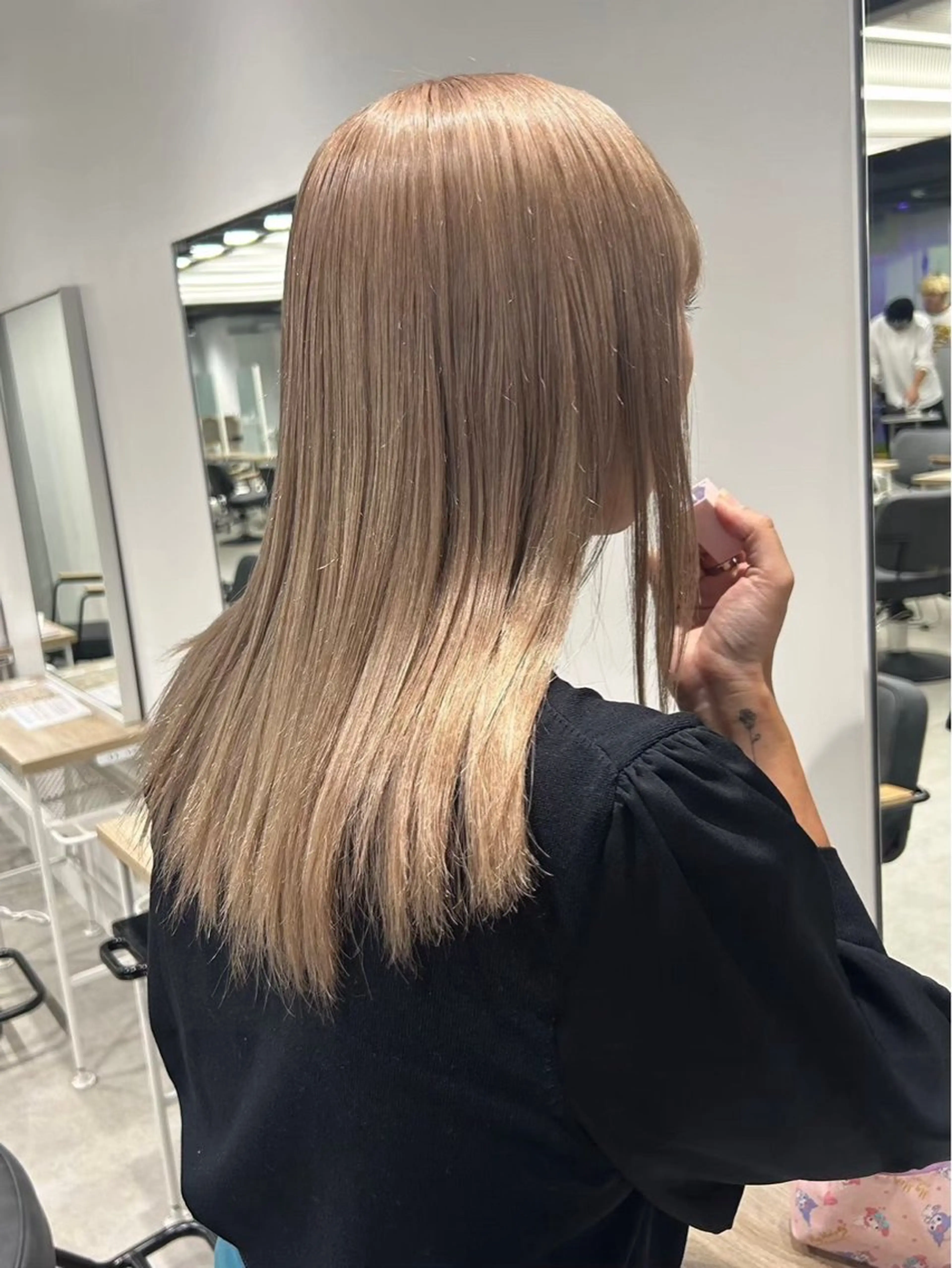 セミロング 顔まわりレイヤー 顔周りカット 髪質改善 レイヤーカット トリートメント ARISA︎ メンズハイトーンのヘアスタイル