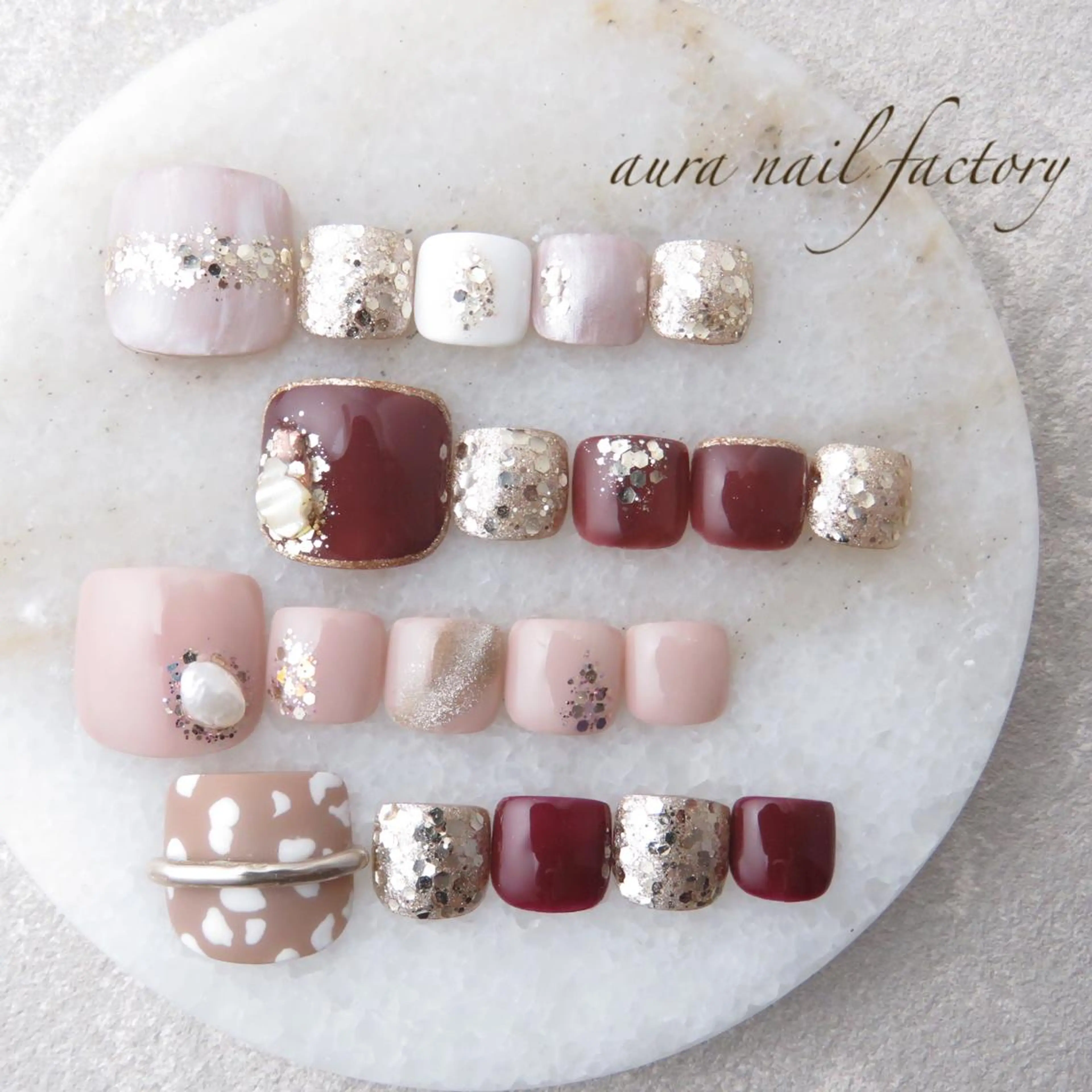 ショート カラー ネイル フットネイル ニュアンスネイル 赤色 赤羽 aura 深爪を断らない✨のネイルデザイン