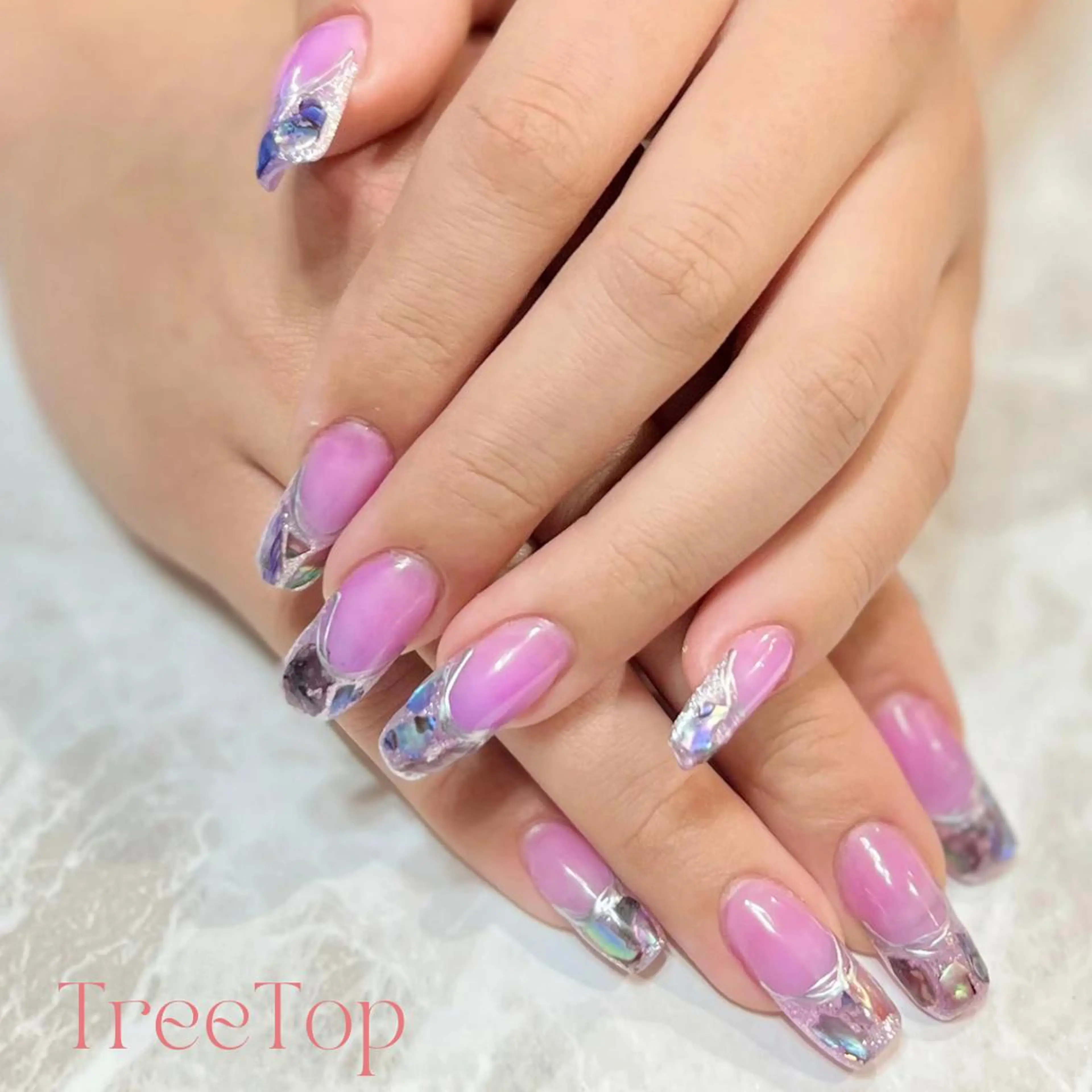 ネイル フレンチネイル ガラスフレンチ nailsalon Tree Topの眉毛・アイブロウイメージ