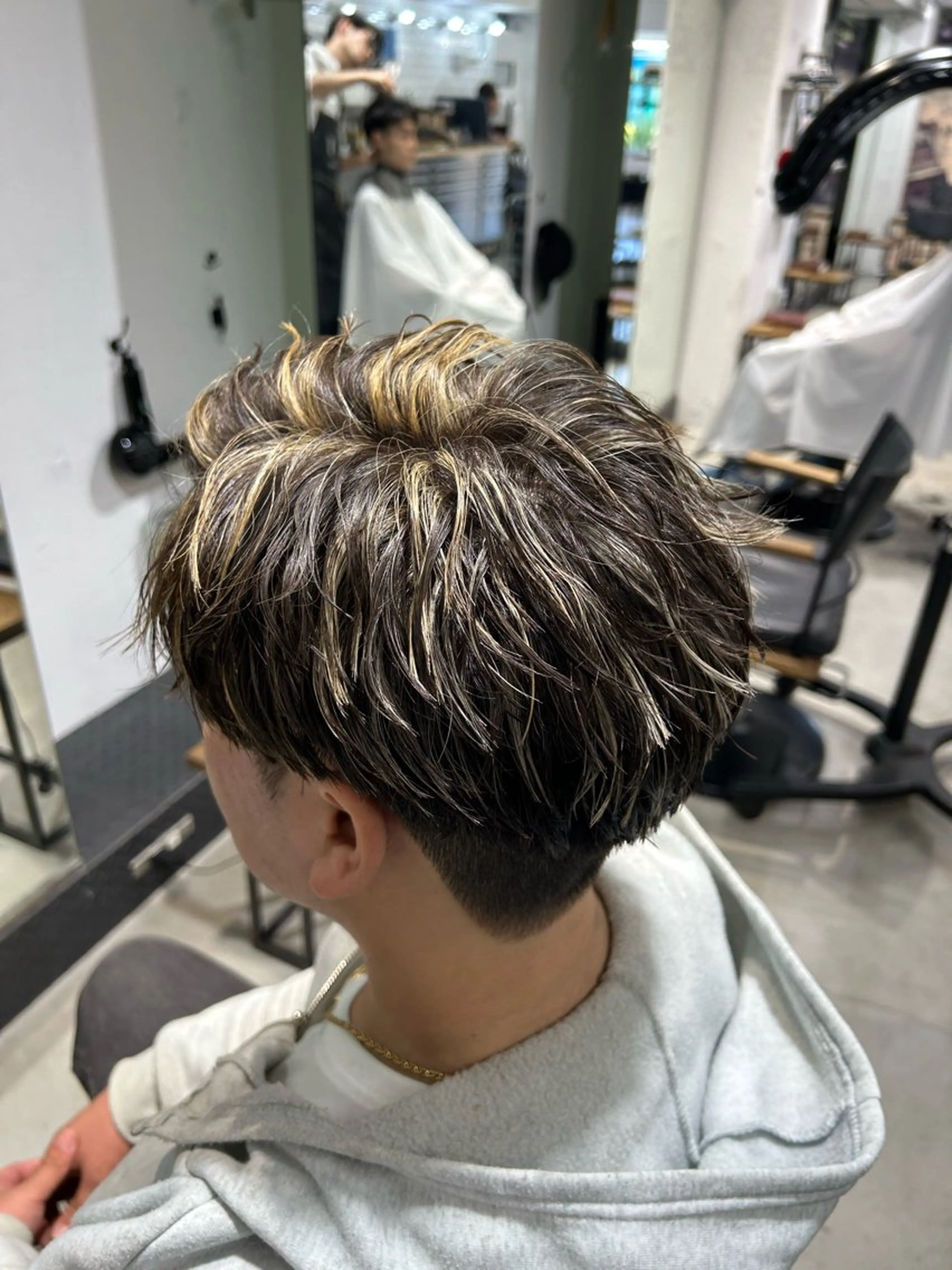 ショート カラー パーマ ヘアアレンジ メンズ アップバング フェードカット メンズハイライト メンズパーマ ハイライトカラー ADITION Shinjuku所属・岩城 滉成のヘアスタイル