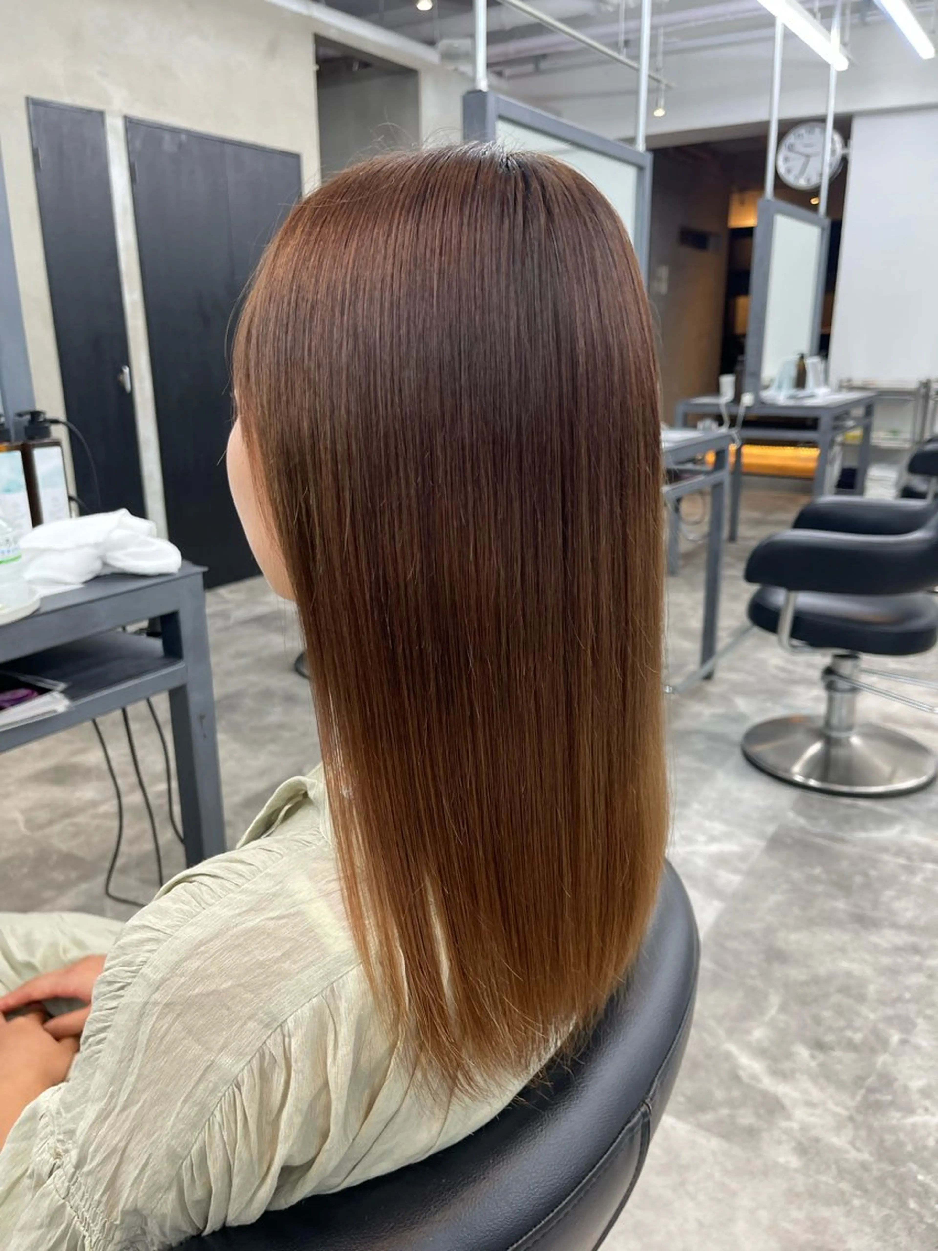 セミロング 縮毛矯正🐼暖色 根本侑季のヘアスタイル