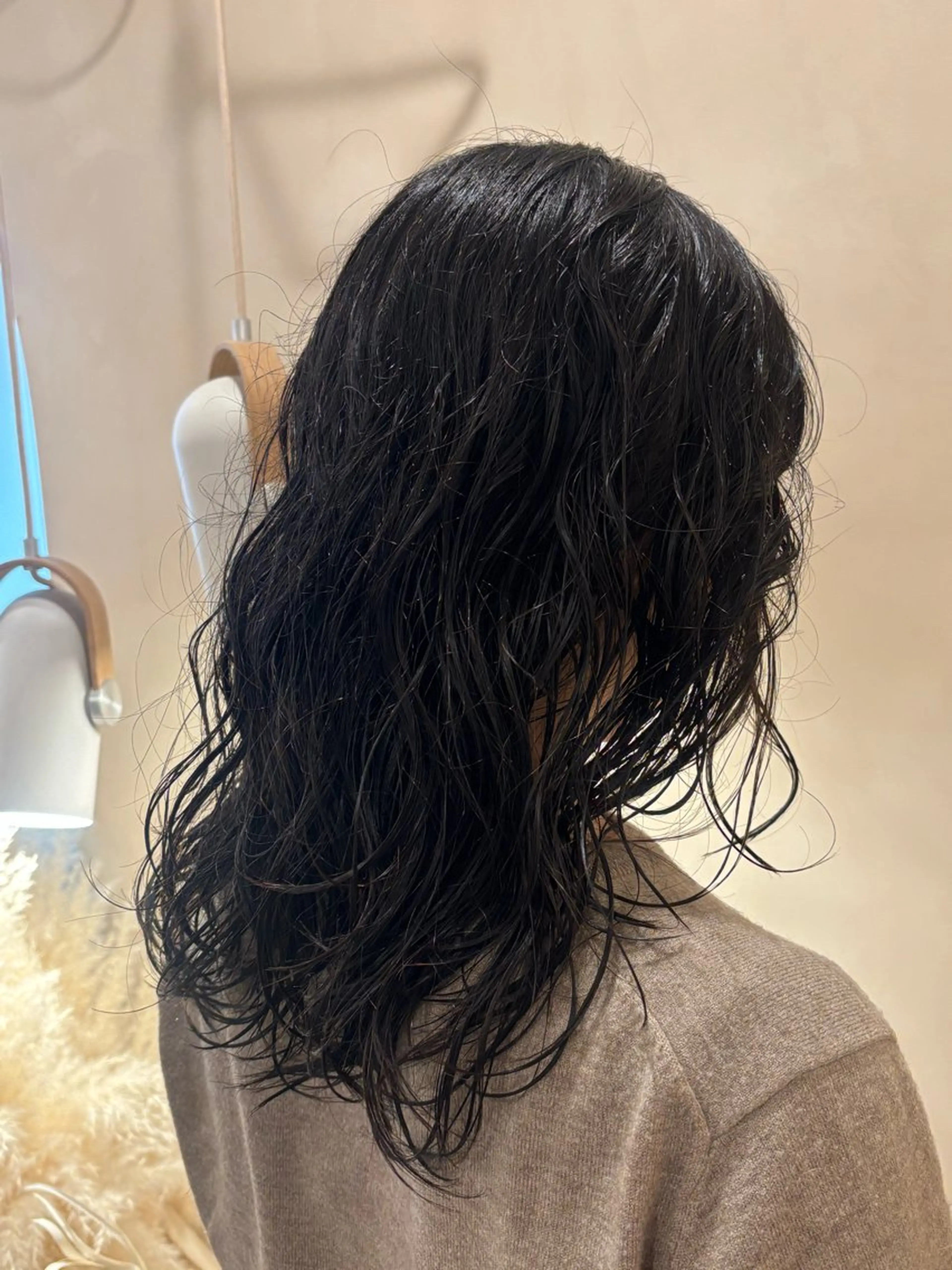 ミディアム パーマ ミディアムパーマ レイヤーカット カット パーマ シンバヒナノ/パーマ レイヤー/髪質改善のヘアスタイル