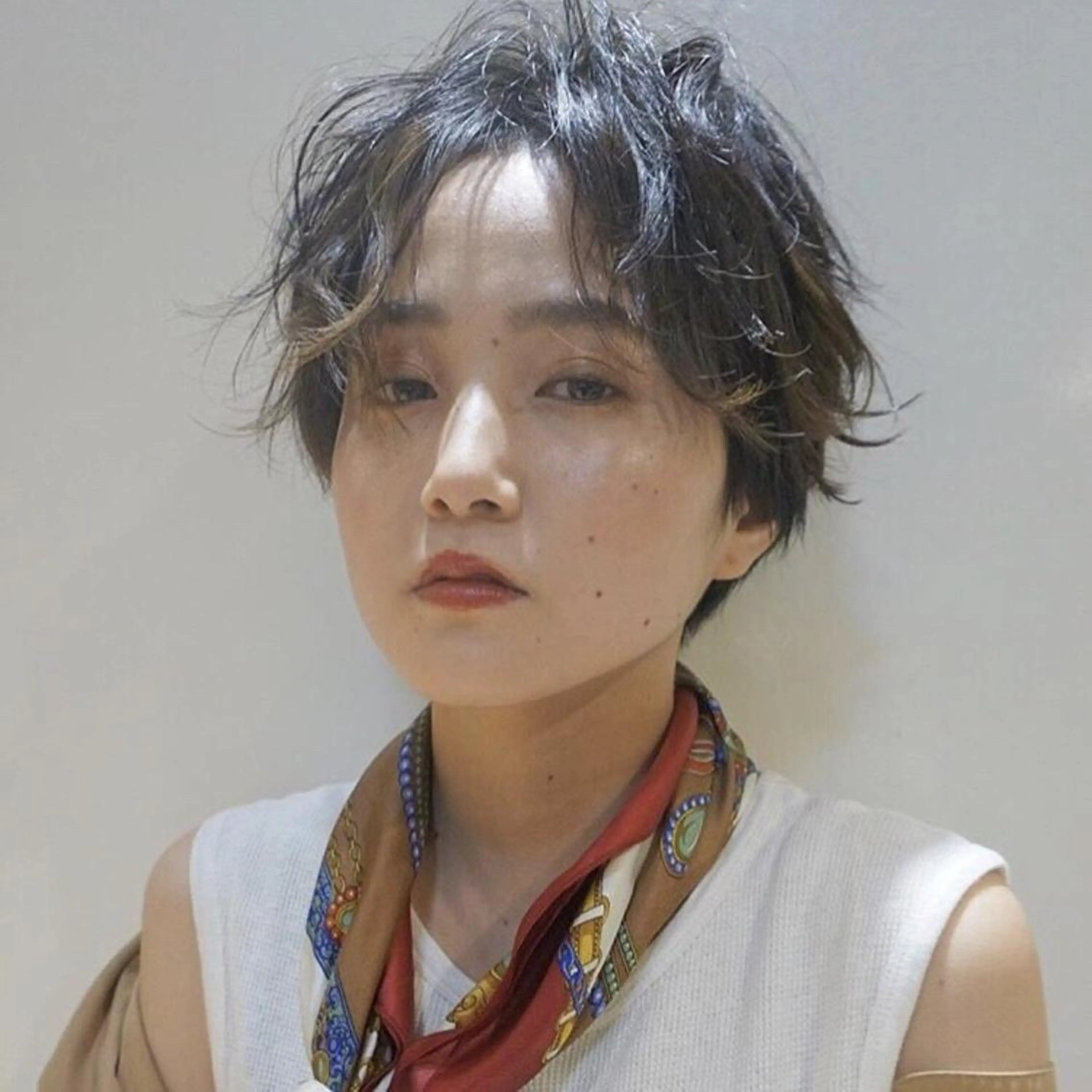 ショート ヘアアレンジ レイヤーカット✖️ 柔らかベージュカラーのヘアスタイル