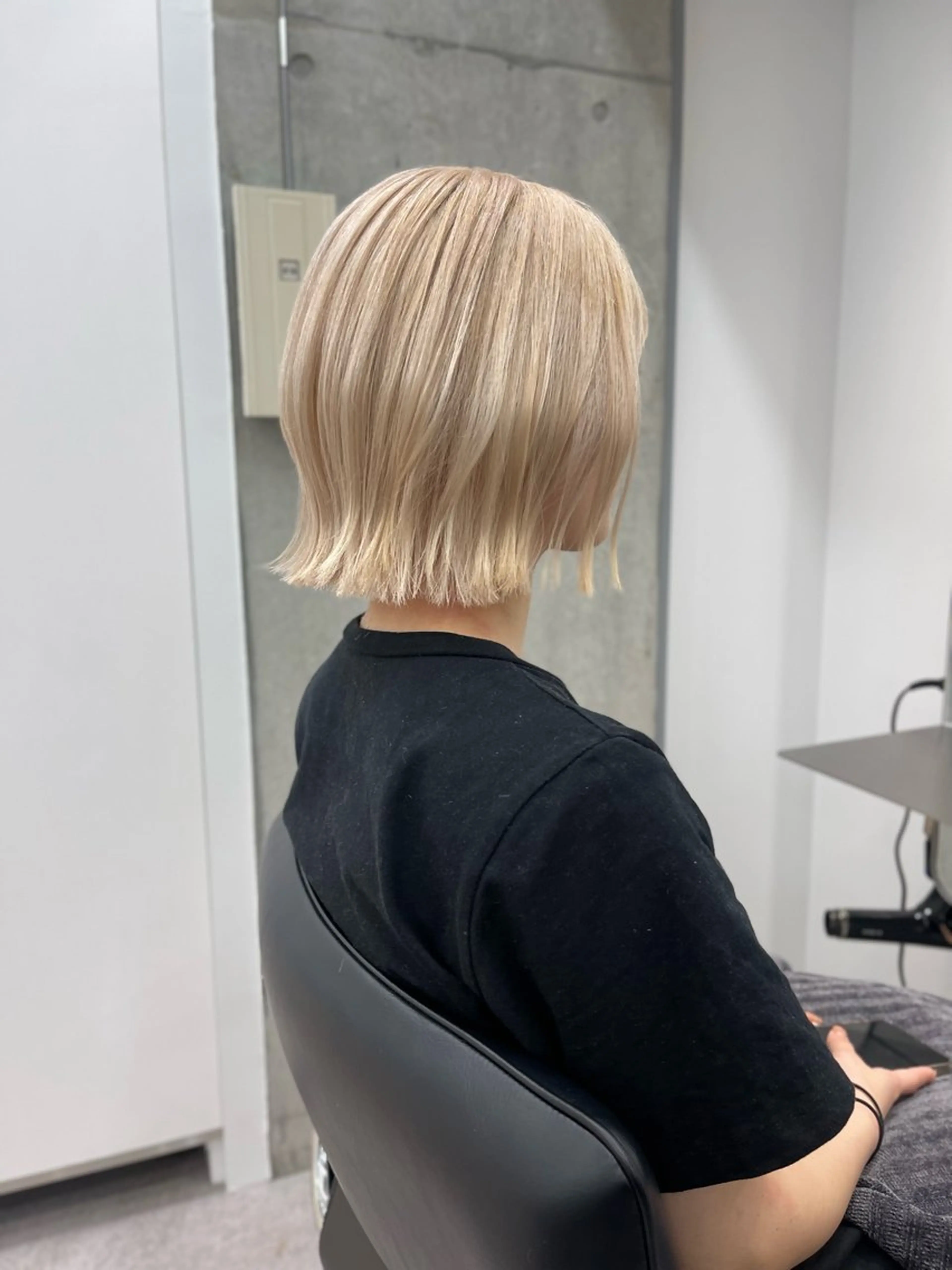 ショート カラー 切りっぱなしボブ ブロンド ホワイトブロンド ボブ ミルクティーベージュ /三村克彦のヘアスタイル