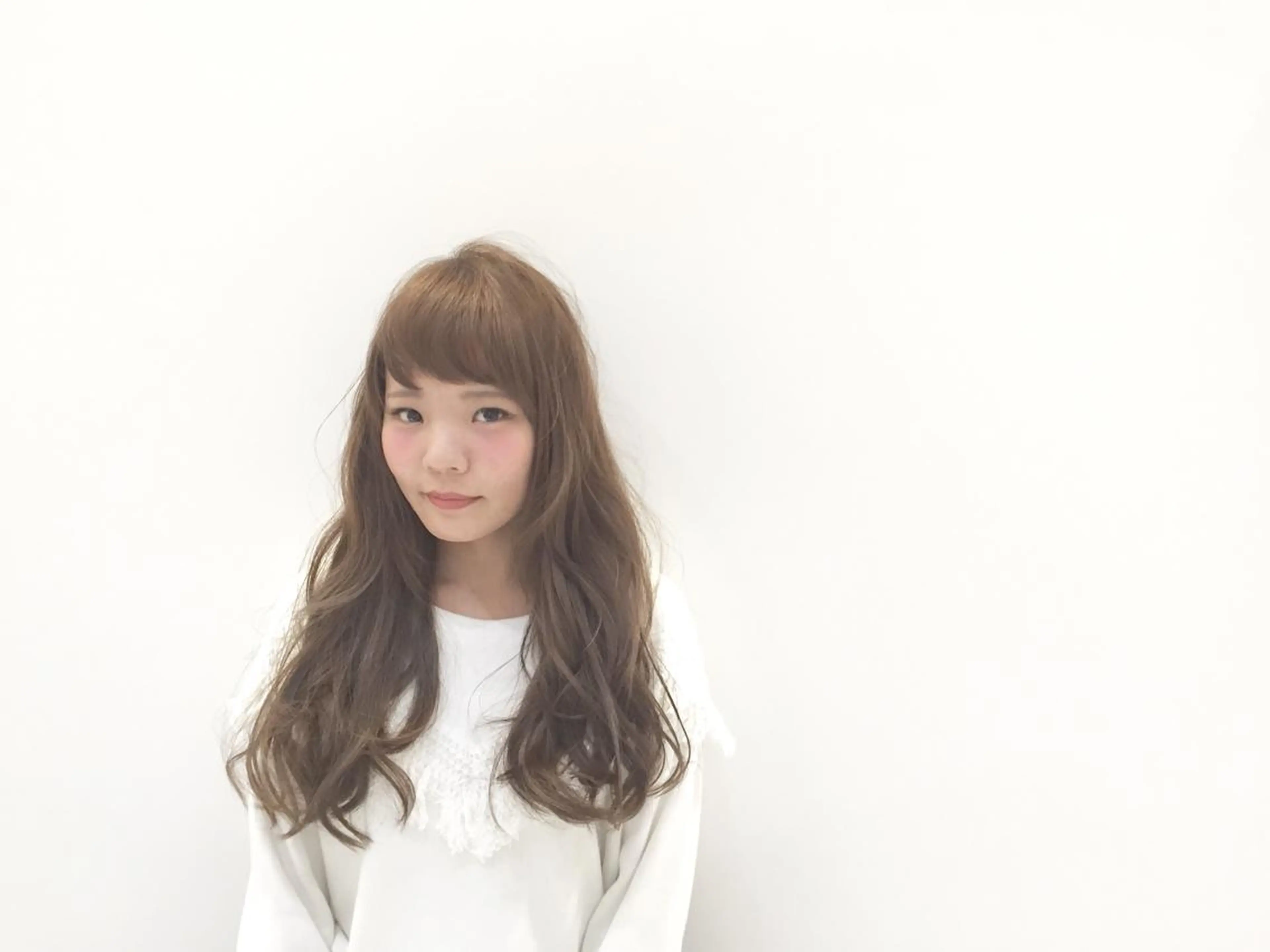 ロング カラー アッシュ ベージュカラー ブリーチ ブリーチなしカラー ハイトーン×髪質改善 KENTAのヘアスタイル