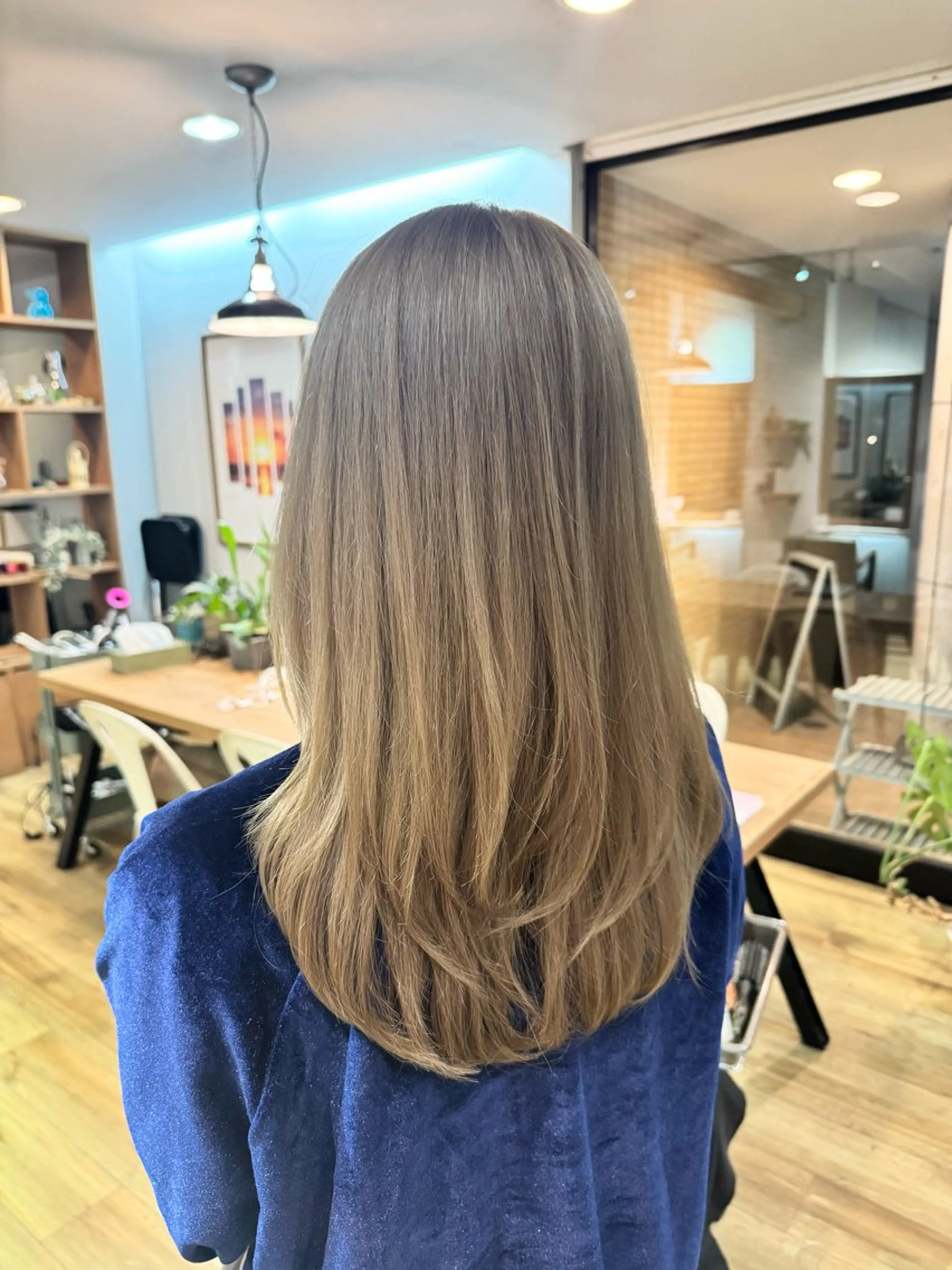 ロング カラー ベージュカラー ブリーチ ヘアカラー トリートメント ツキダテ ユイのヘアスタイル