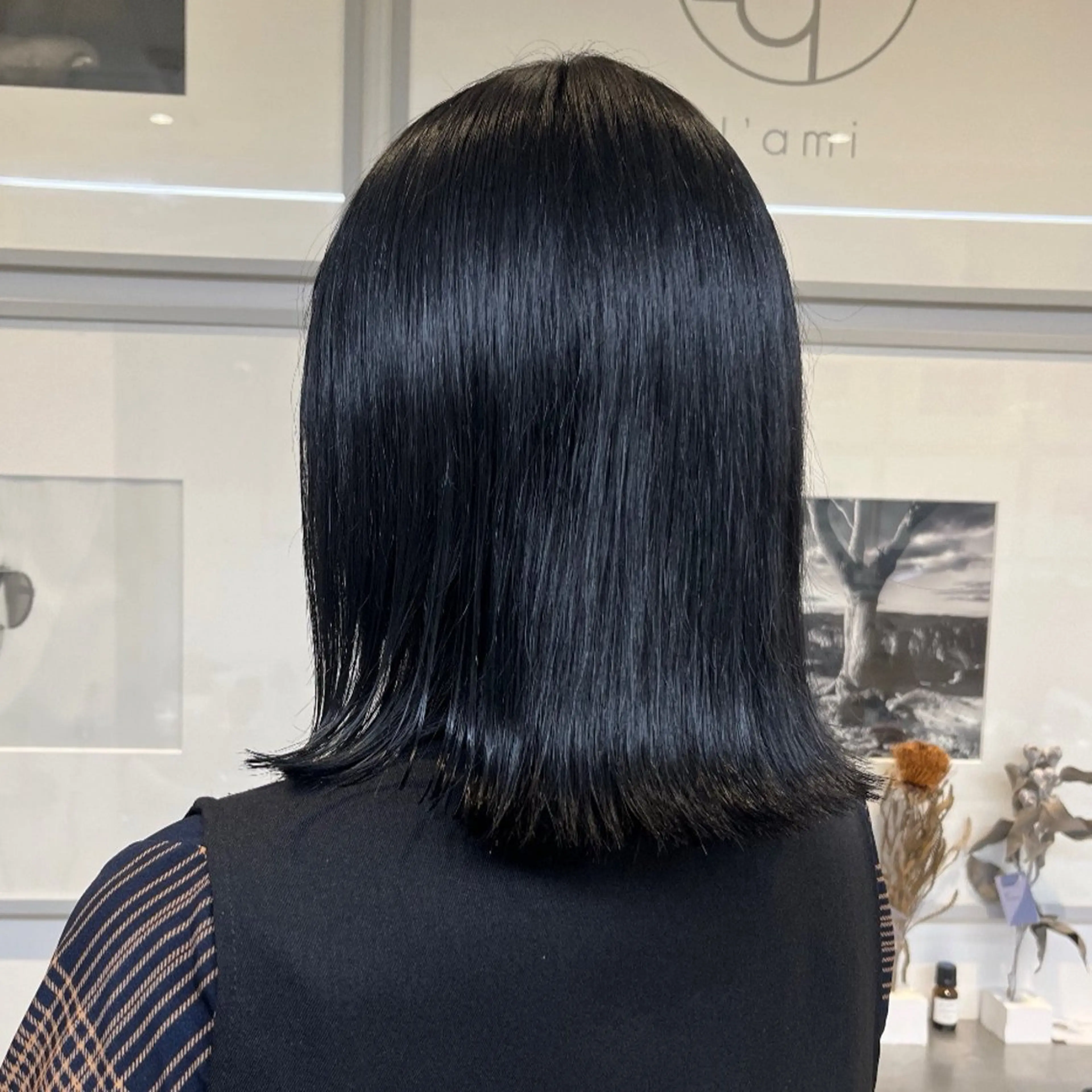 ミディアム カラー 切りっぱなしボブ 黒髪 ブルーカラー ブルーブラック 透明感カラー カット ヘアカラー トリートメント ヘッドスパ ヘアセット カジュアルを女っぽく 𝗮𝘆𝗮𝗰𝗼のヘアスタイル