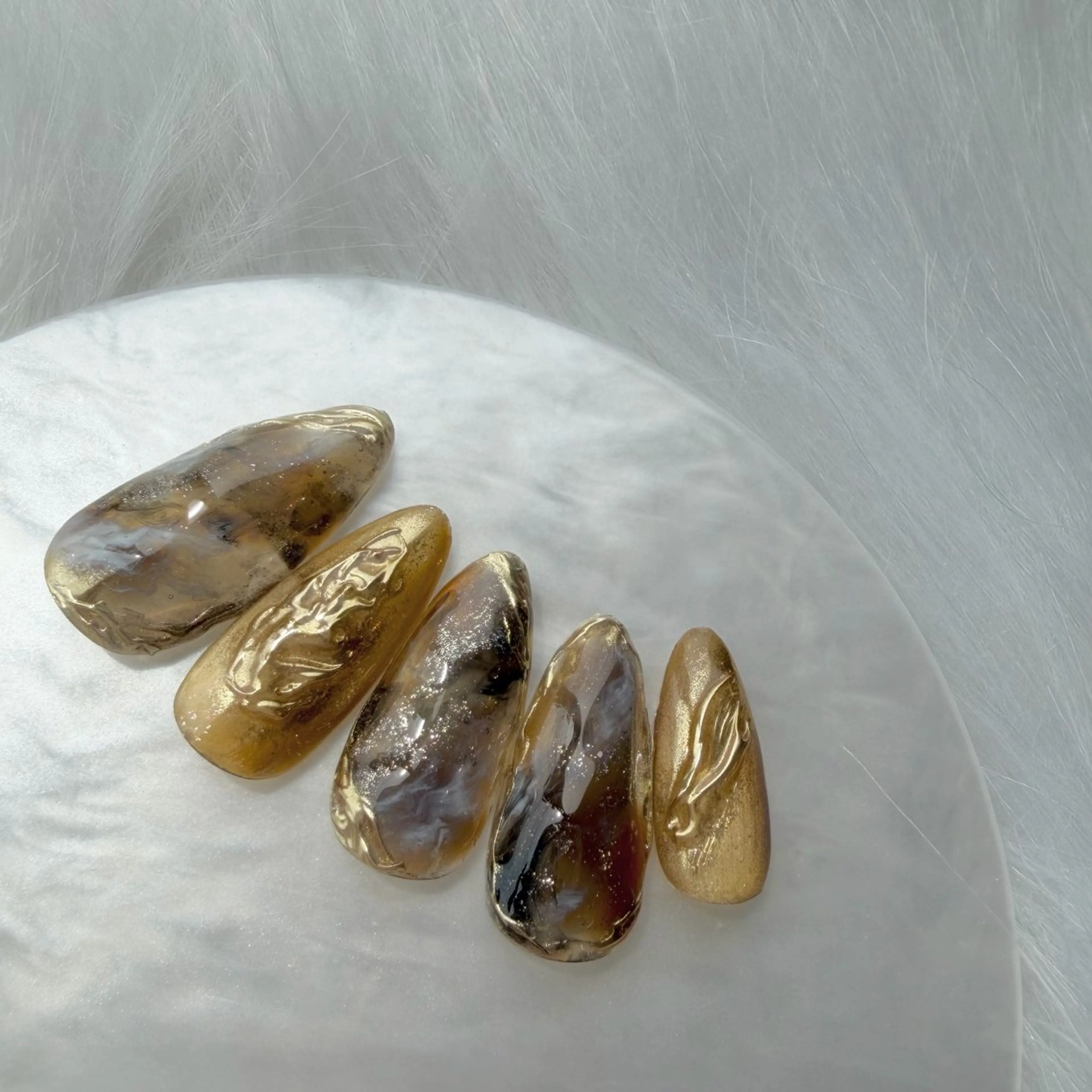 ネイル ブラウン カジュアル ゴールド ミラーネイル ニュアンスネイル ハンドネイル MEI 🍑 nail OAKのネイルデザイン