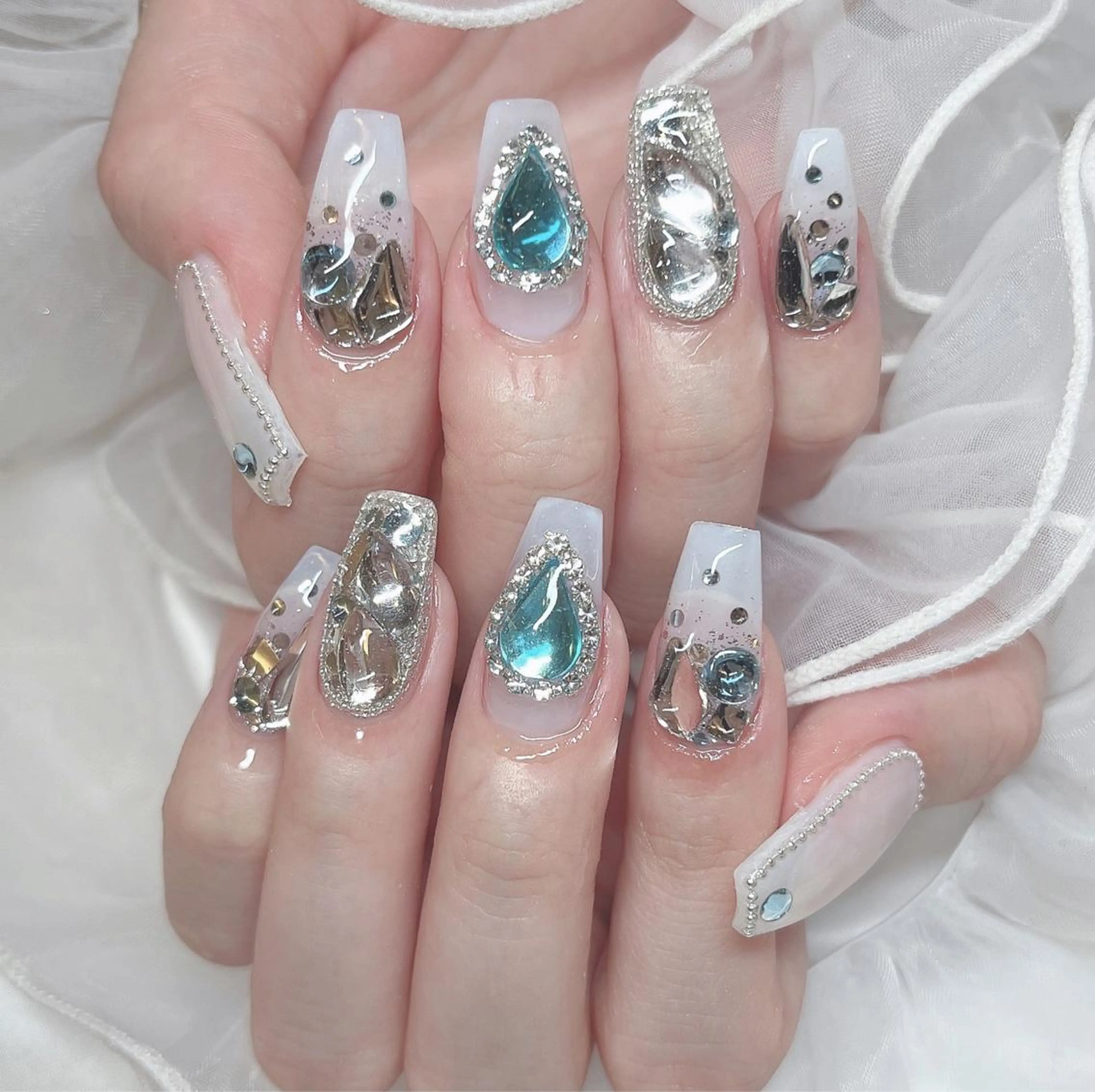 ネイル キラキラネイル 韓国ネイル ハンドネイル Nail salon Hemiy所属・momoka🤍 四ツ橋のネイルデザイン