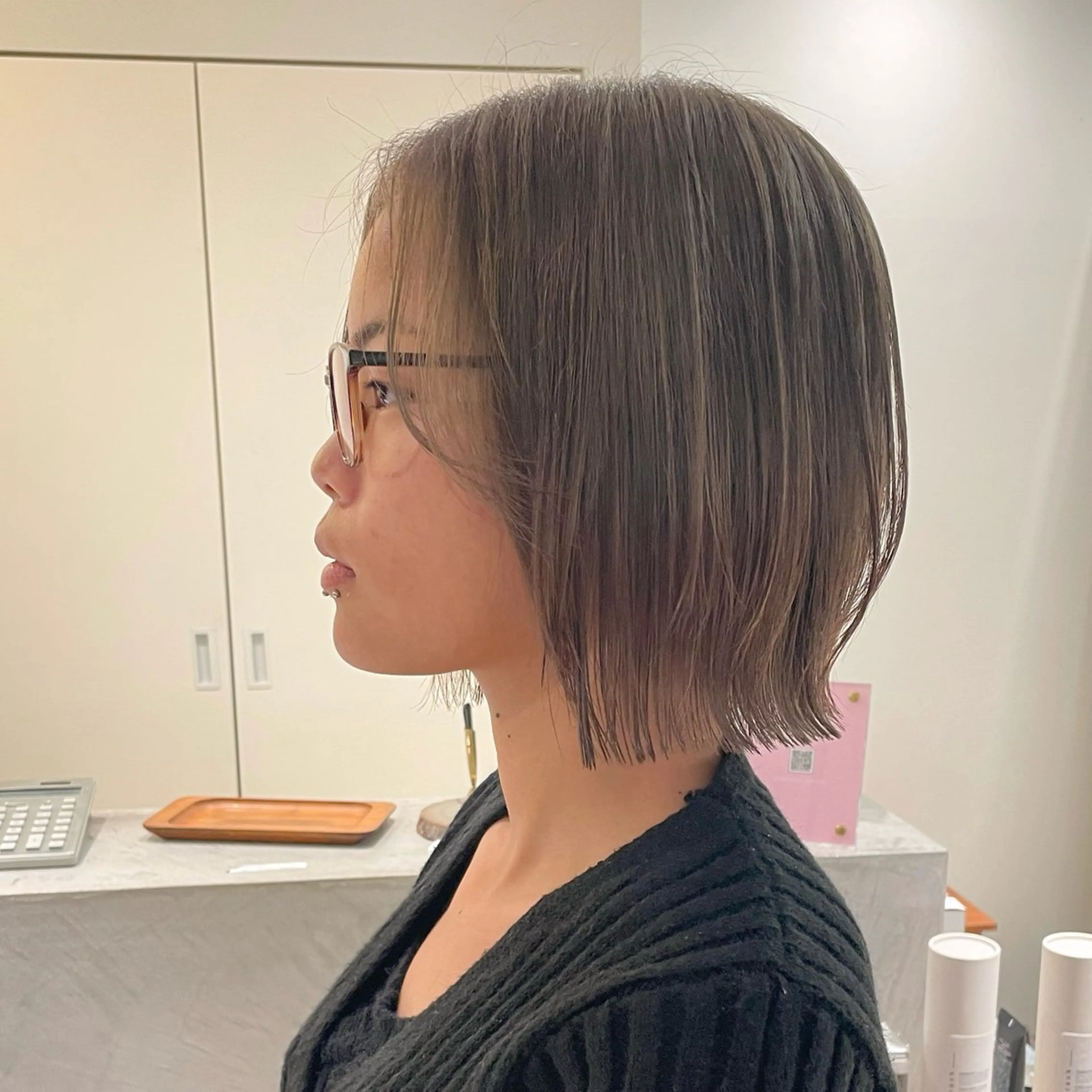 ショート カラー グレージュ 安西 香利奈のヘアスタイル