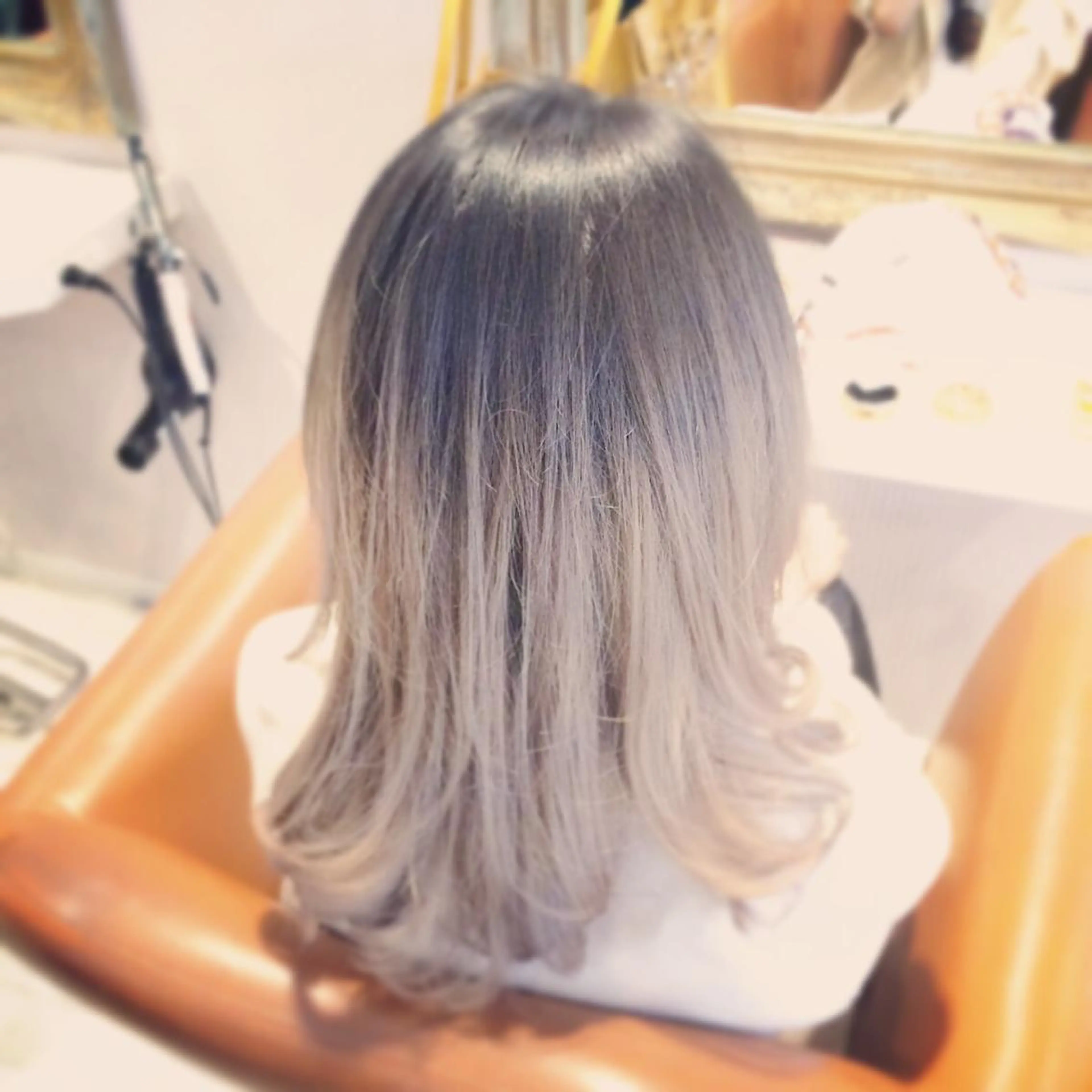 ミディアム セミロング カラー グラデーションカラー グレージュ kazufumi ..のヘアスタイル