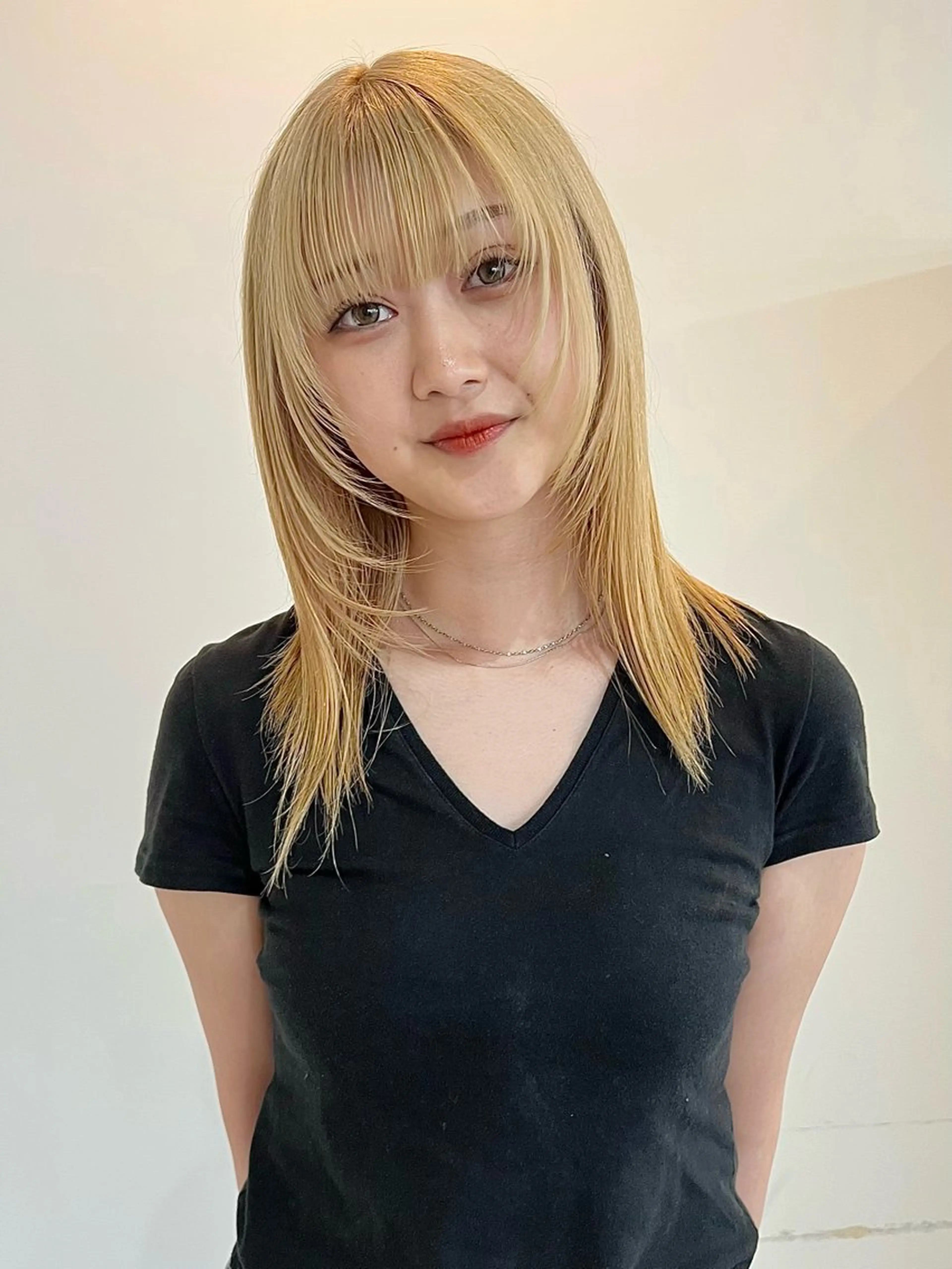 ミディアム カラー ベージュカラー ブロンド ブロンドベージュ ヘアカラー トリートメント 切りっぱなしボブ/ ブリーチカラー/大塚のヘアスタイル