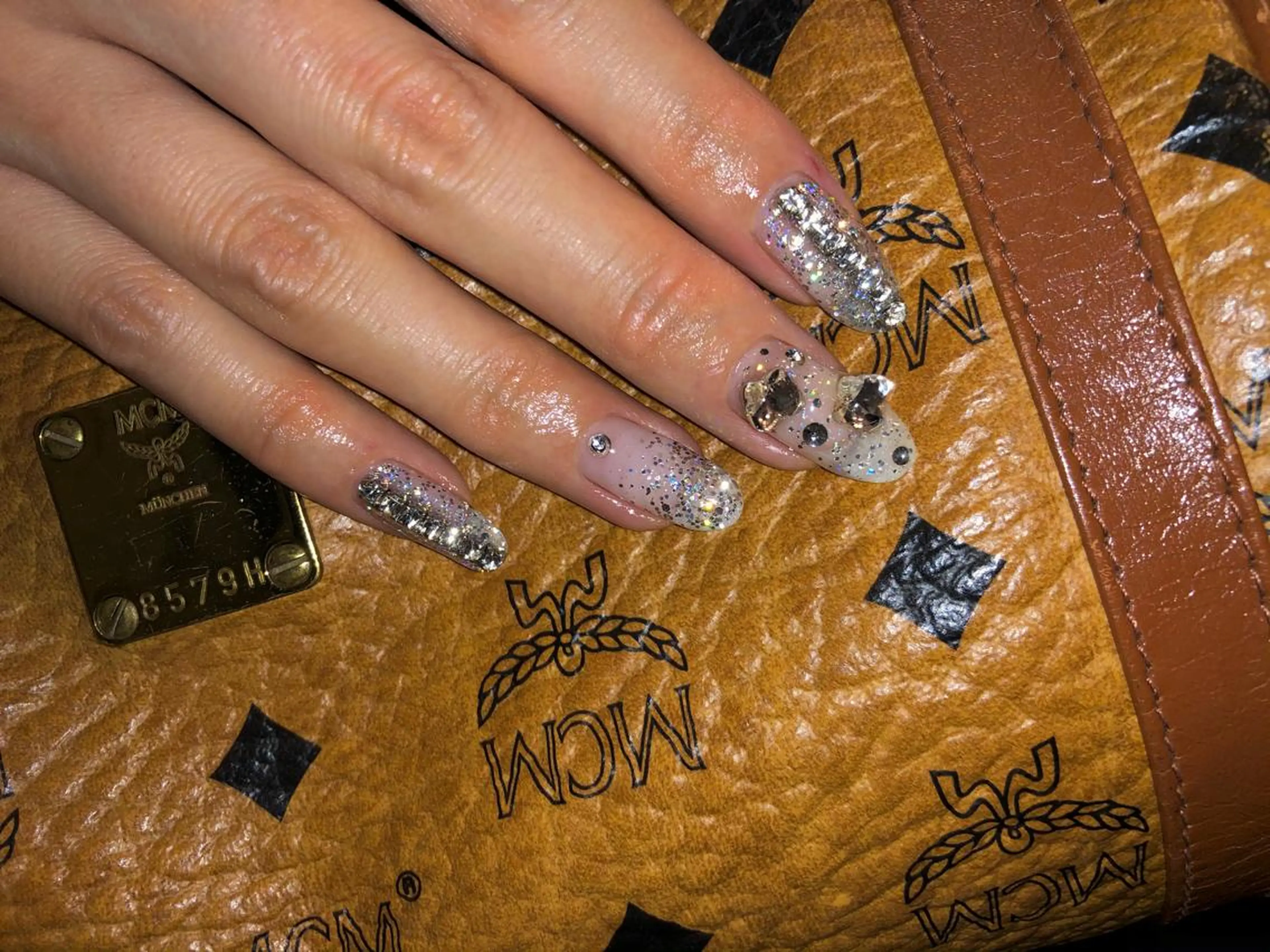 ネイル キラキラネイル ハンドネイル パラあり！フィルイン 美フォルムのネイルデザイン