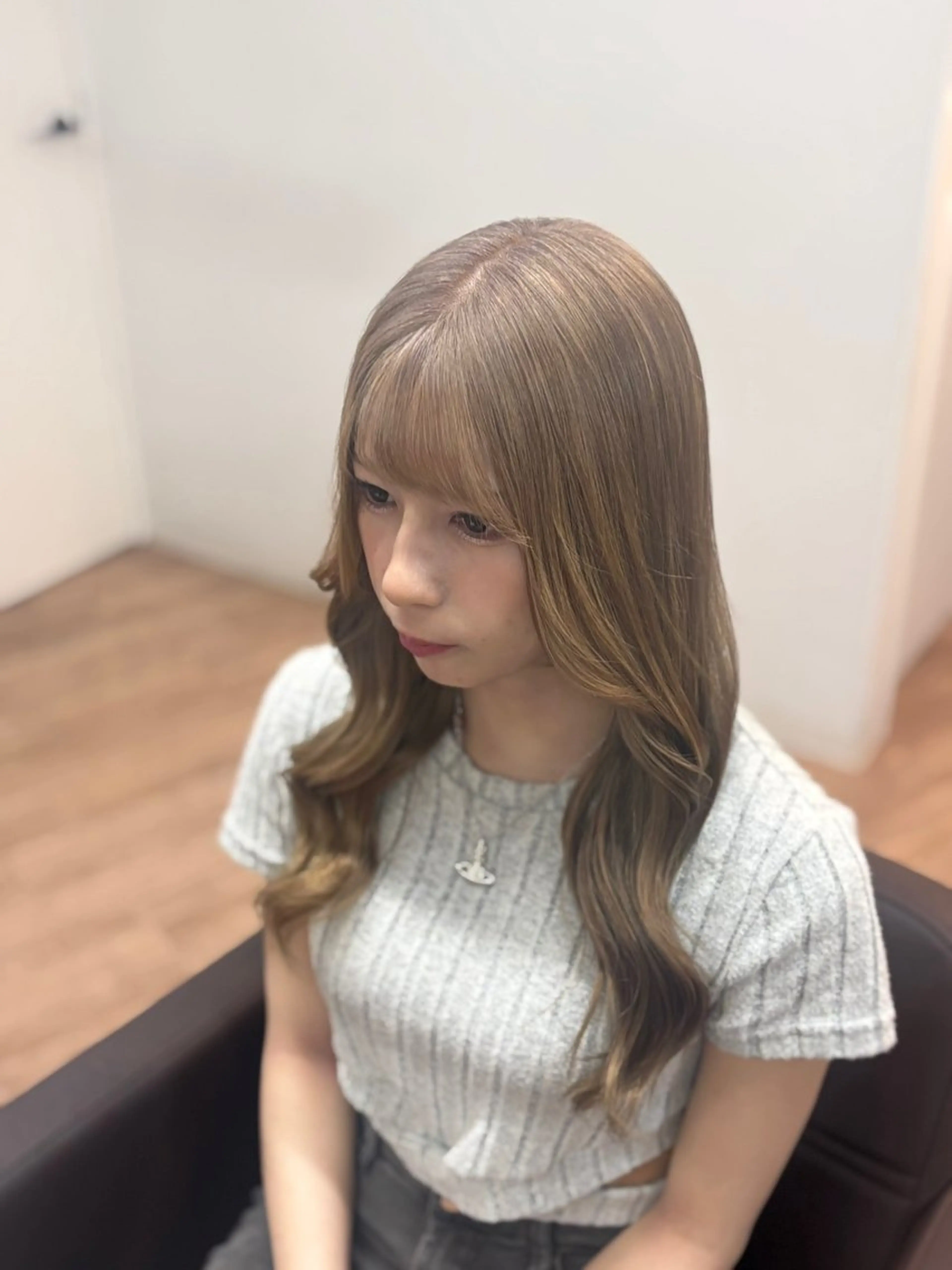 ロング カラー ベージュカラー ブリーチ ミルクティーベージュ momo/レイヤー /デザインカラーのヘアスタイル