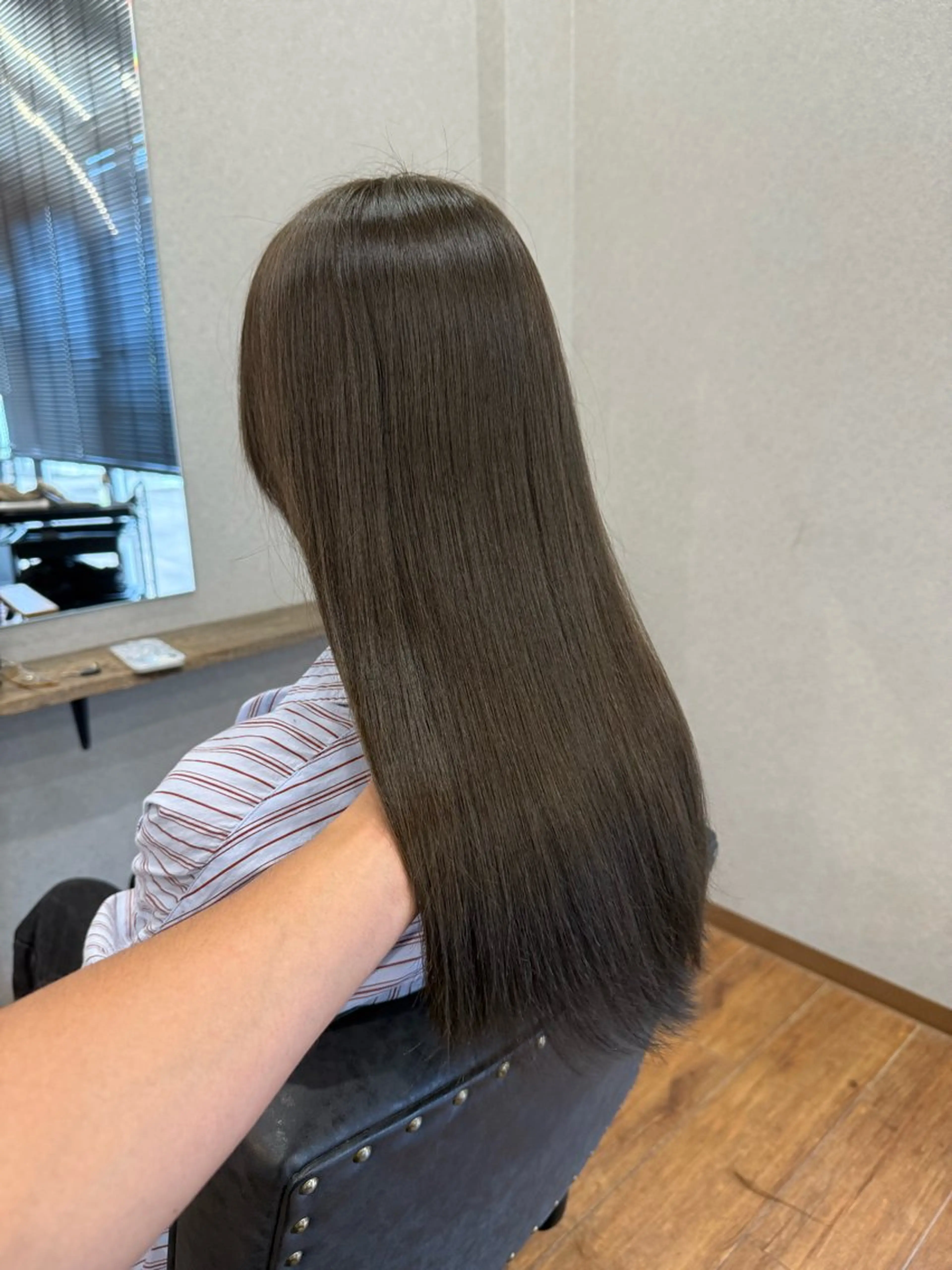 ロング カラー グレージュ オリーブグレージュ オリーブグレー ヘアカラー トリートメント 鵜飼 真伍のヘアスタイル