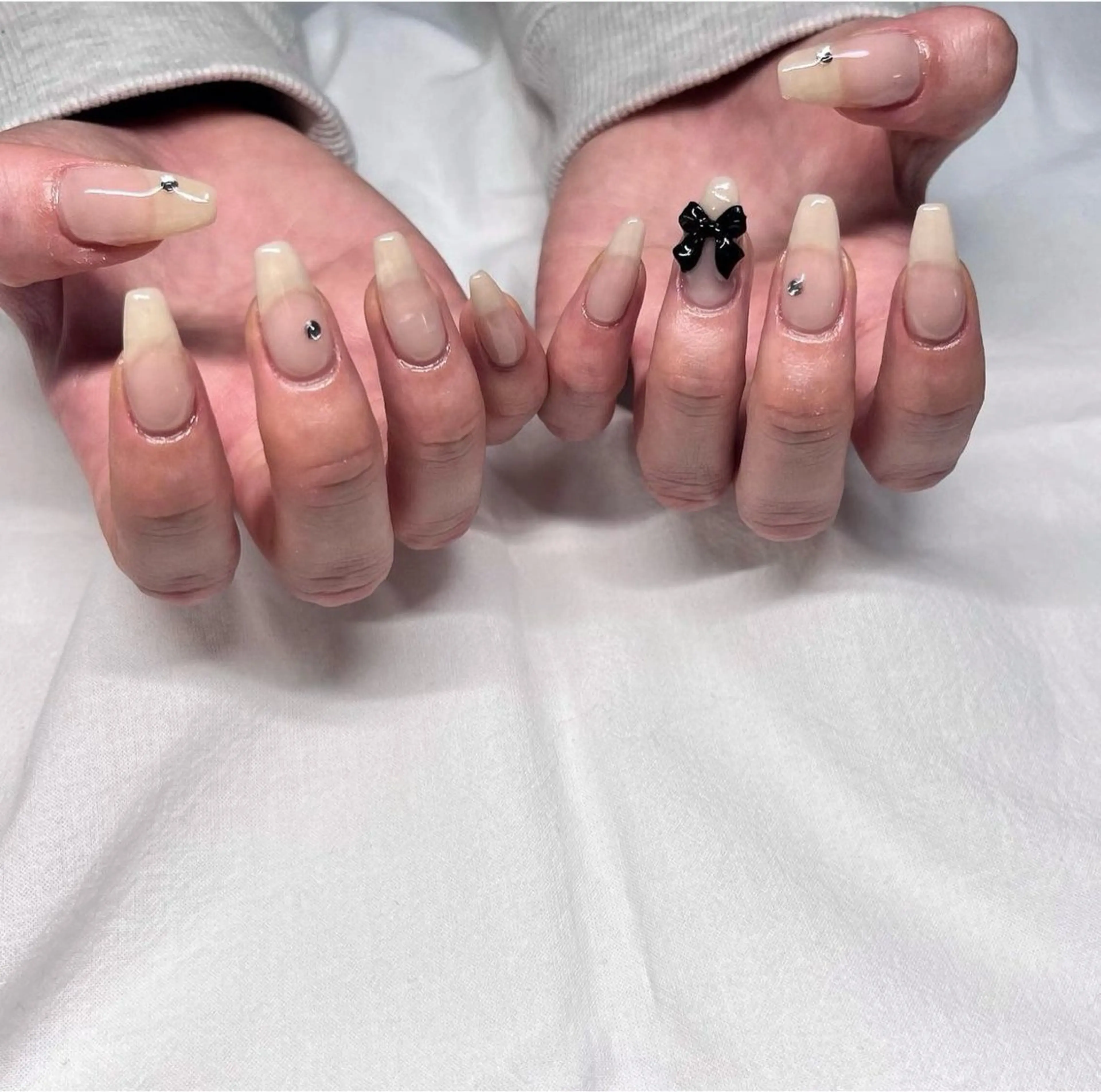 ネイル 氷ネイル・うるうるネイル リボン シンプルネイル 春ネイル ストーンネイル ハンドネイル &. momoのネイルデザイン