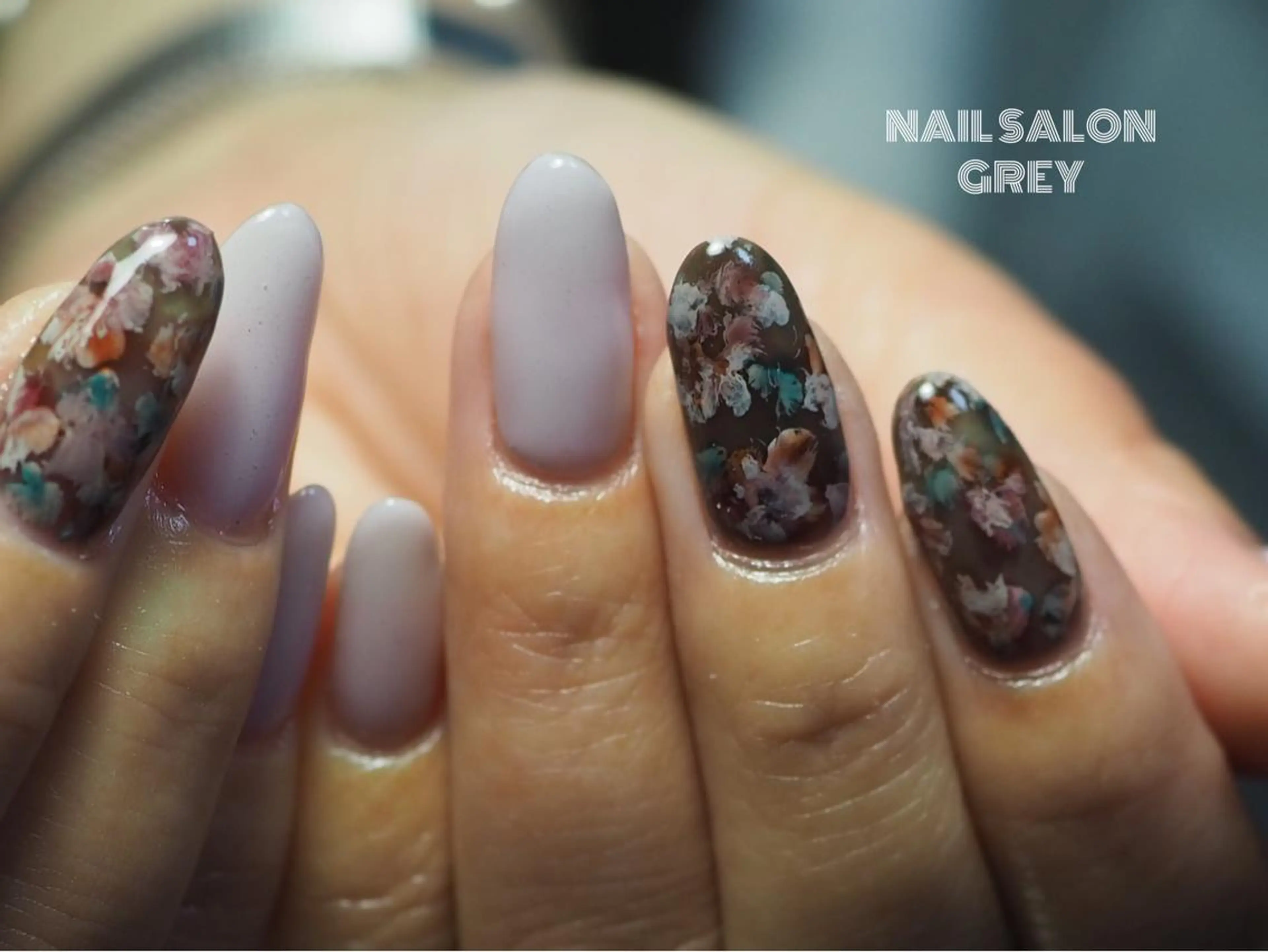 ネイル フラワーネイル ニュアンスネイル 【GREY】 TAIRAのネイルデザイン