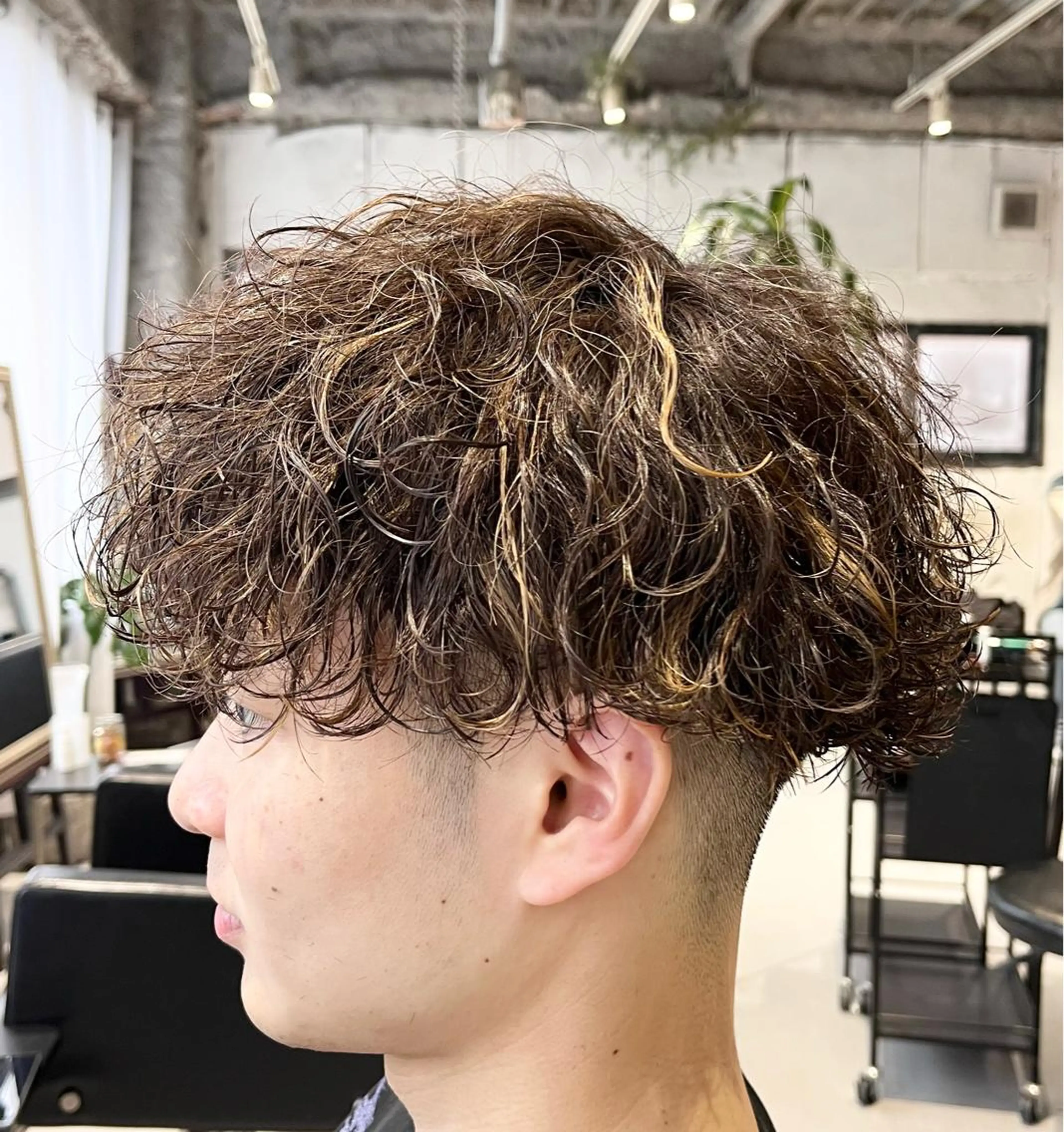 パーマ メンズ メンズハイライト メンズパーマ 波巻きパーマ ✨️極艶髪質改善✖️ クロスパーマ✨のヘアスタイル