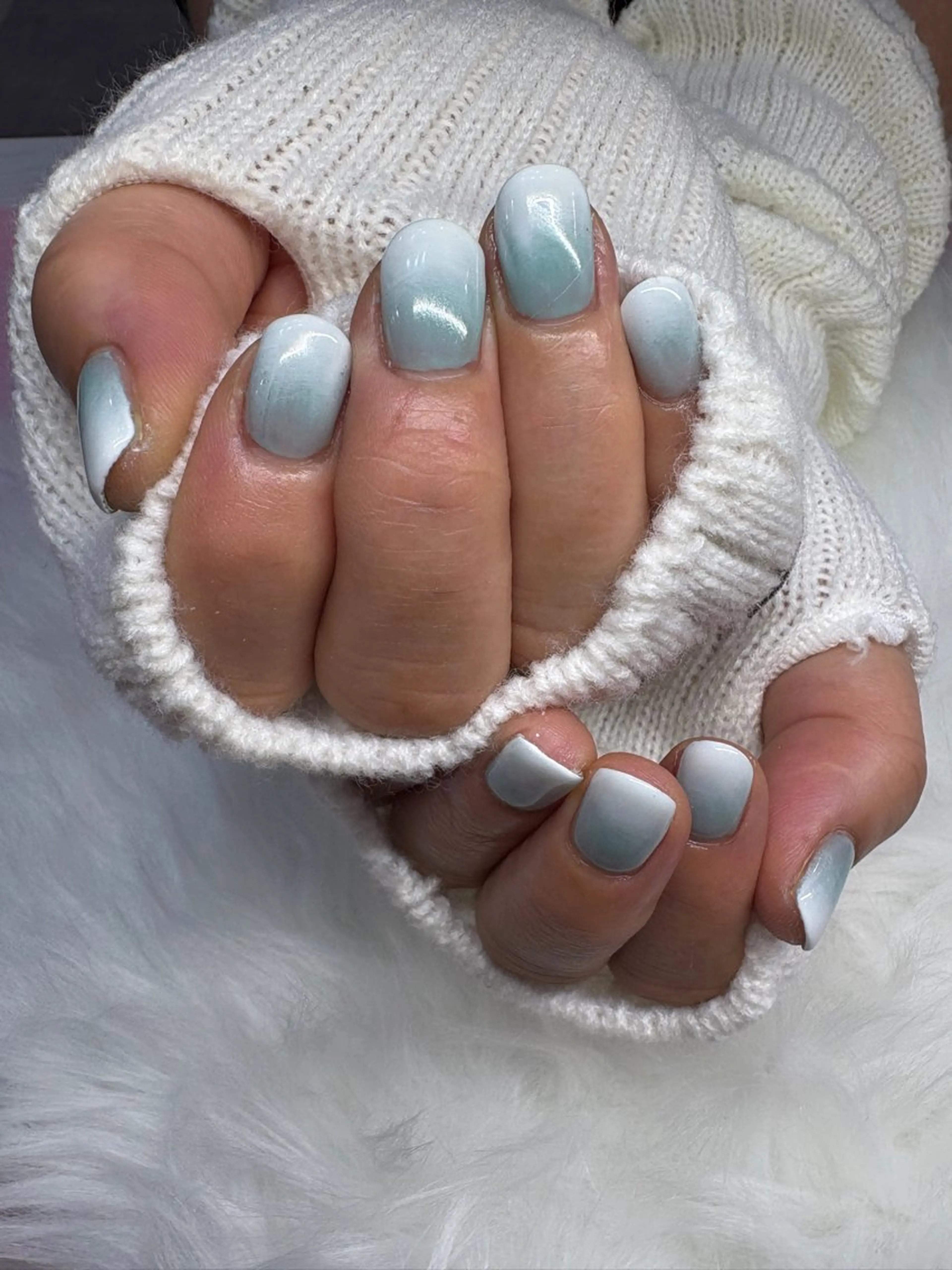 ネイル ブルー グラデーション シンプルネイル ホワイト ハンドネイル SINCERELY シンシアリー🌈のネイルデザイン