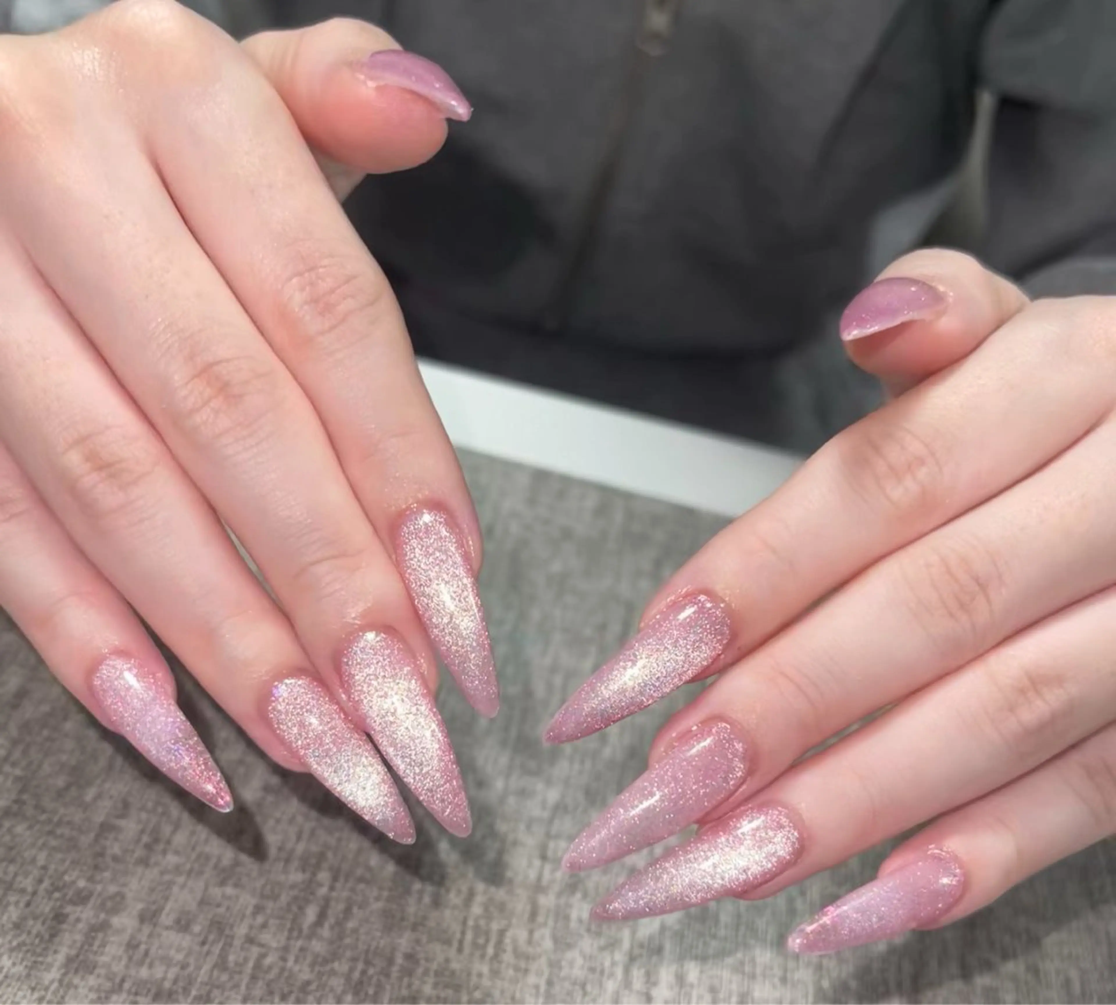 ネイル オーロラネイル ブラウン フラッシュネイル フラワーネイル ホログラムネイル ハンドネイル Amee Nail Salonのネイルデザイン