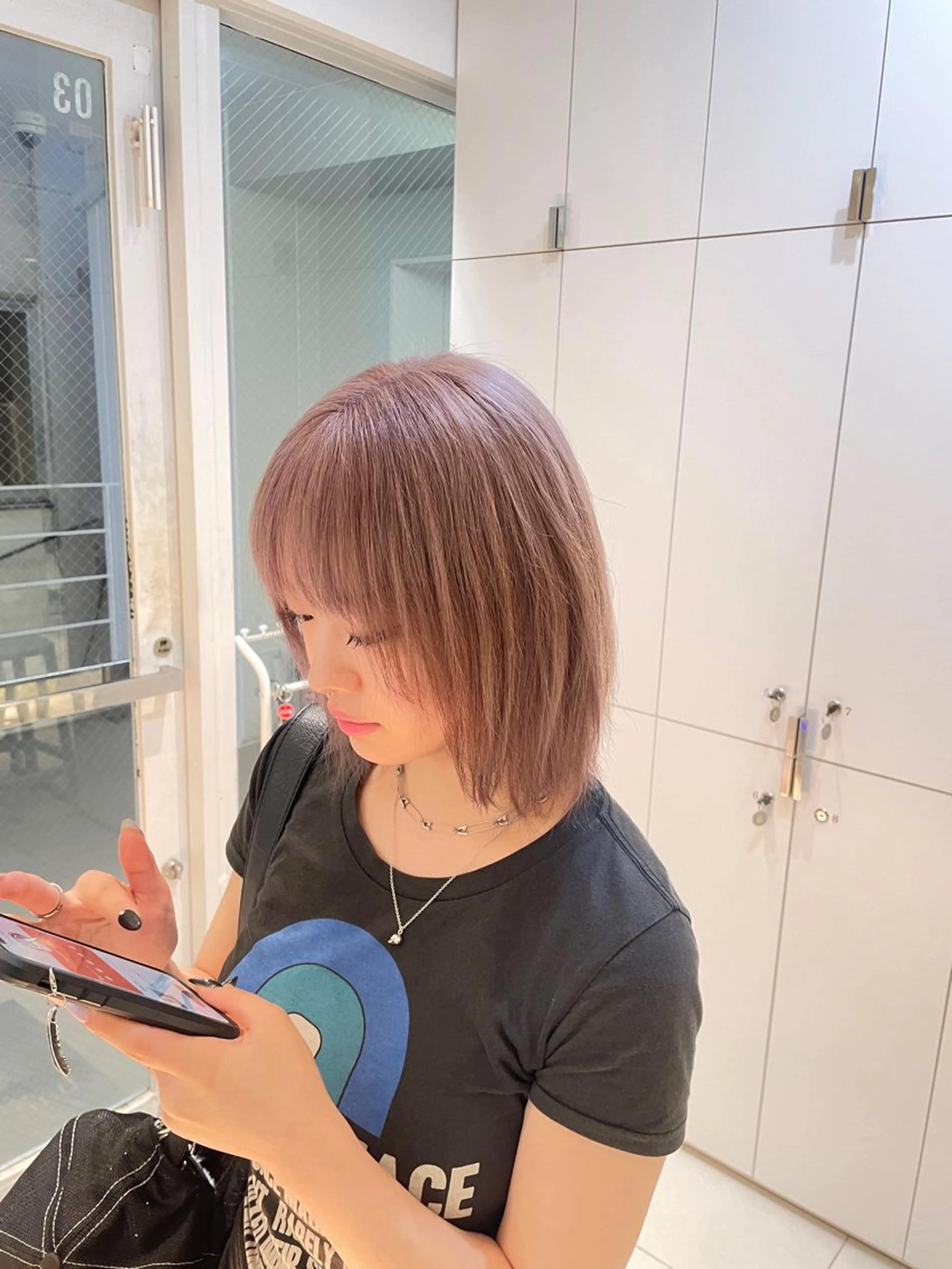 ミディアム カラー ヘアアレンジ ベージュカラー ブリーチ ミルクティーベージュ 縮毛矯正 ヘアカラー トリートメント ヘッドスパ ヘアセット 艶髪✨寒色カラー✨ 翁長孝輔のヘアスタイル