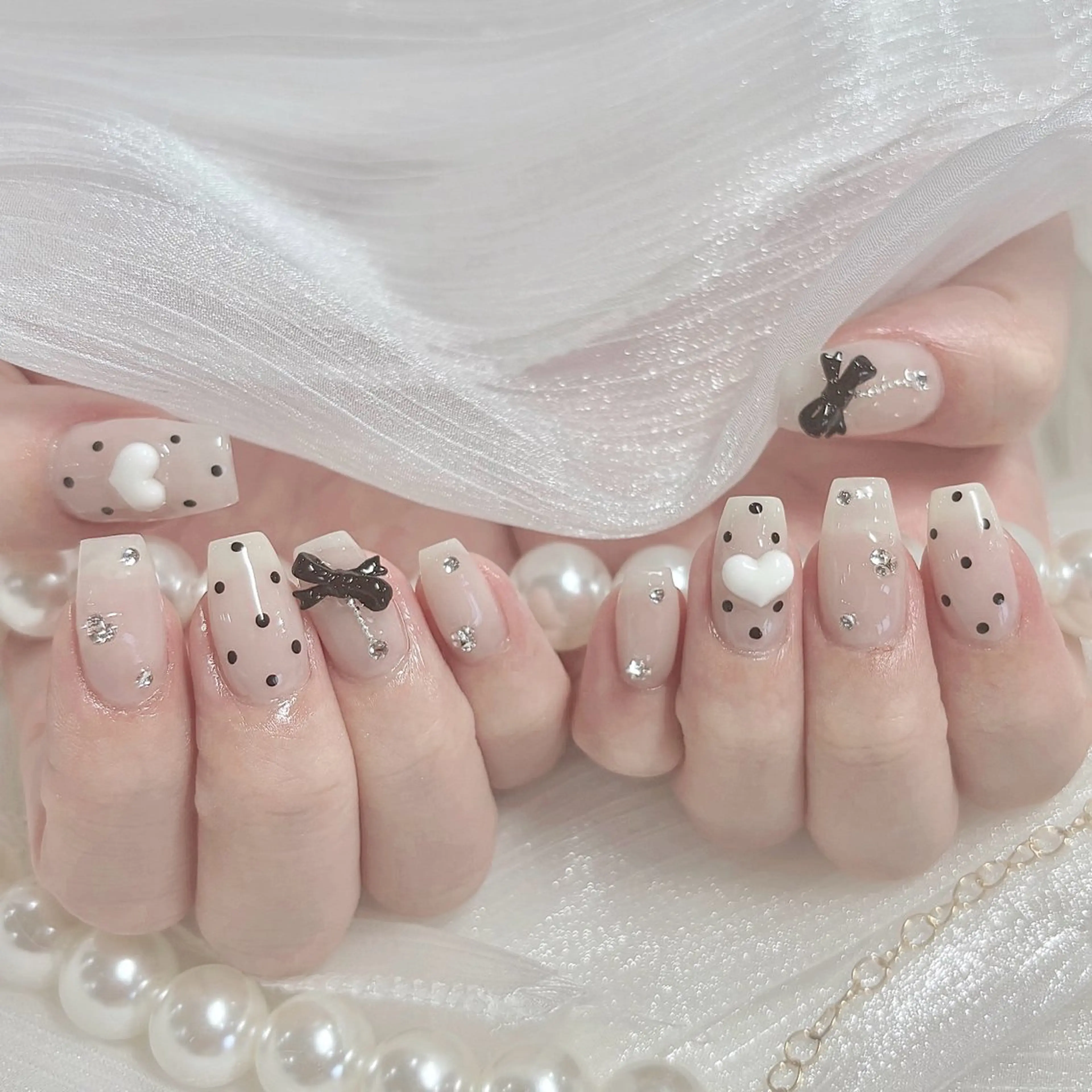ネイル ドット リボン ハンドネイル FLY Nail Salonのネイルデザイン