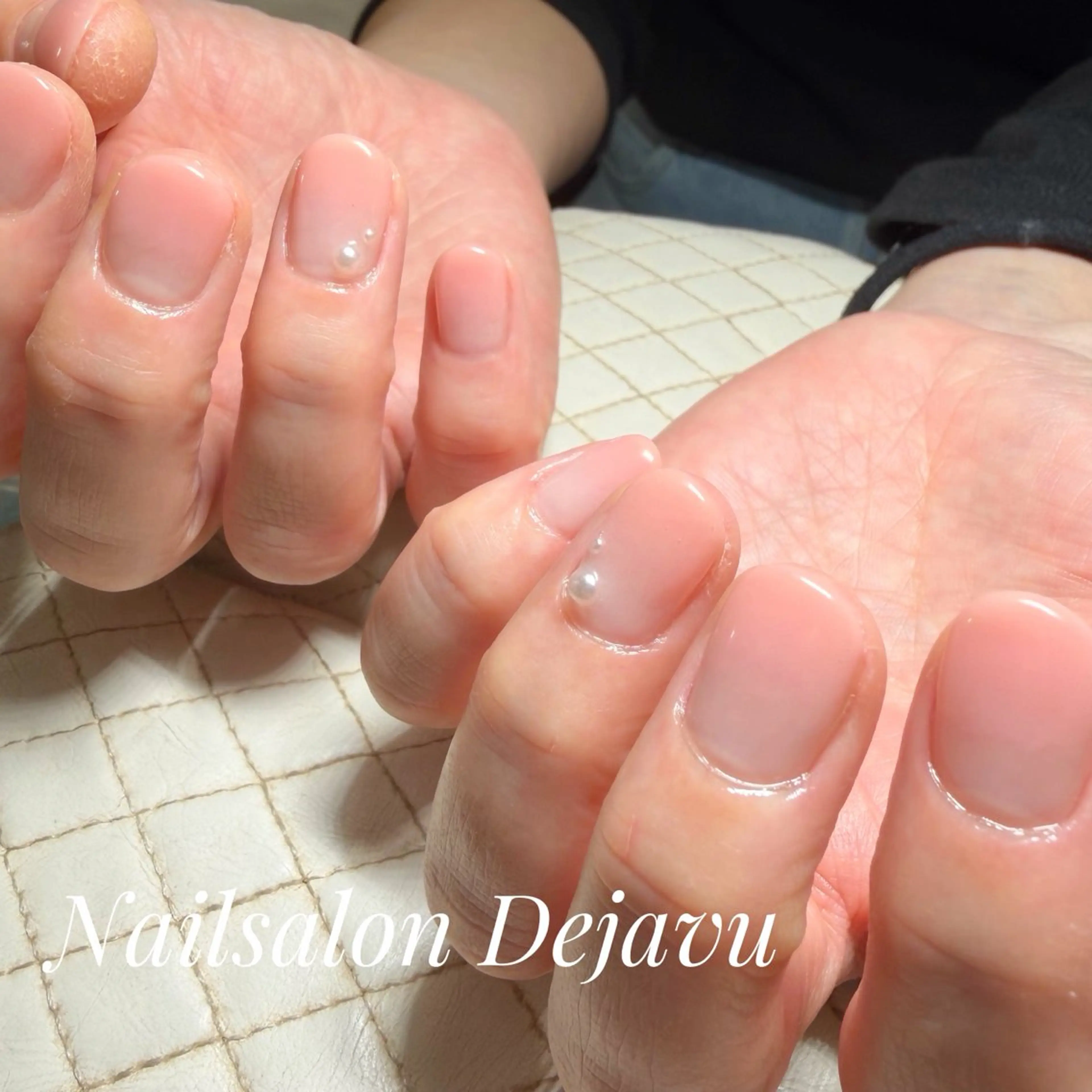 ネイル グラデーション ストーンネイル ハンドネイル Nail salon Dejavu 🌿のネイルデザイン