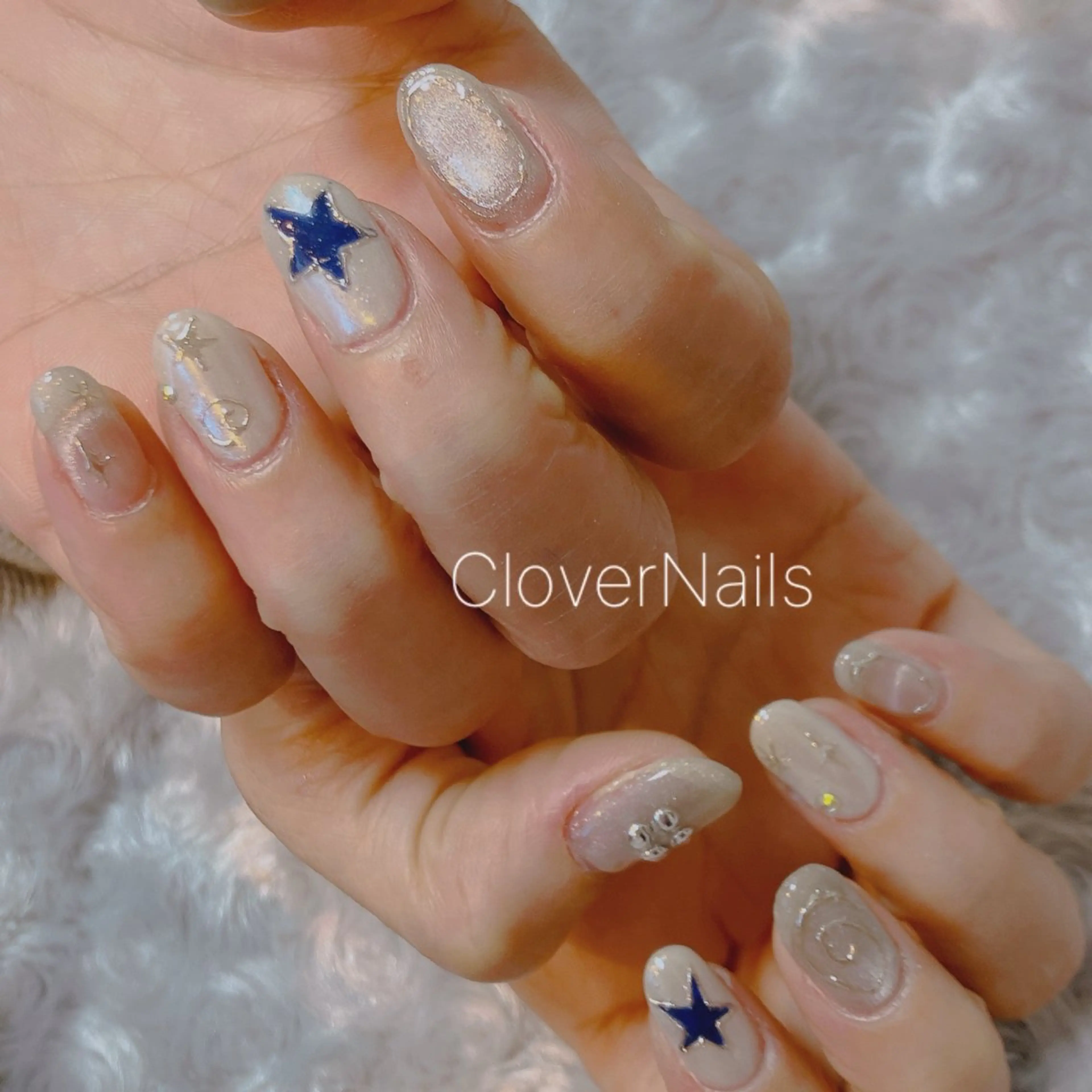 ネイル ラメ(グリッター) 持ち込み シルバー ホワイト ハンドネイル 自宅ネイルサロン クロバーネイルのネイルデザイン