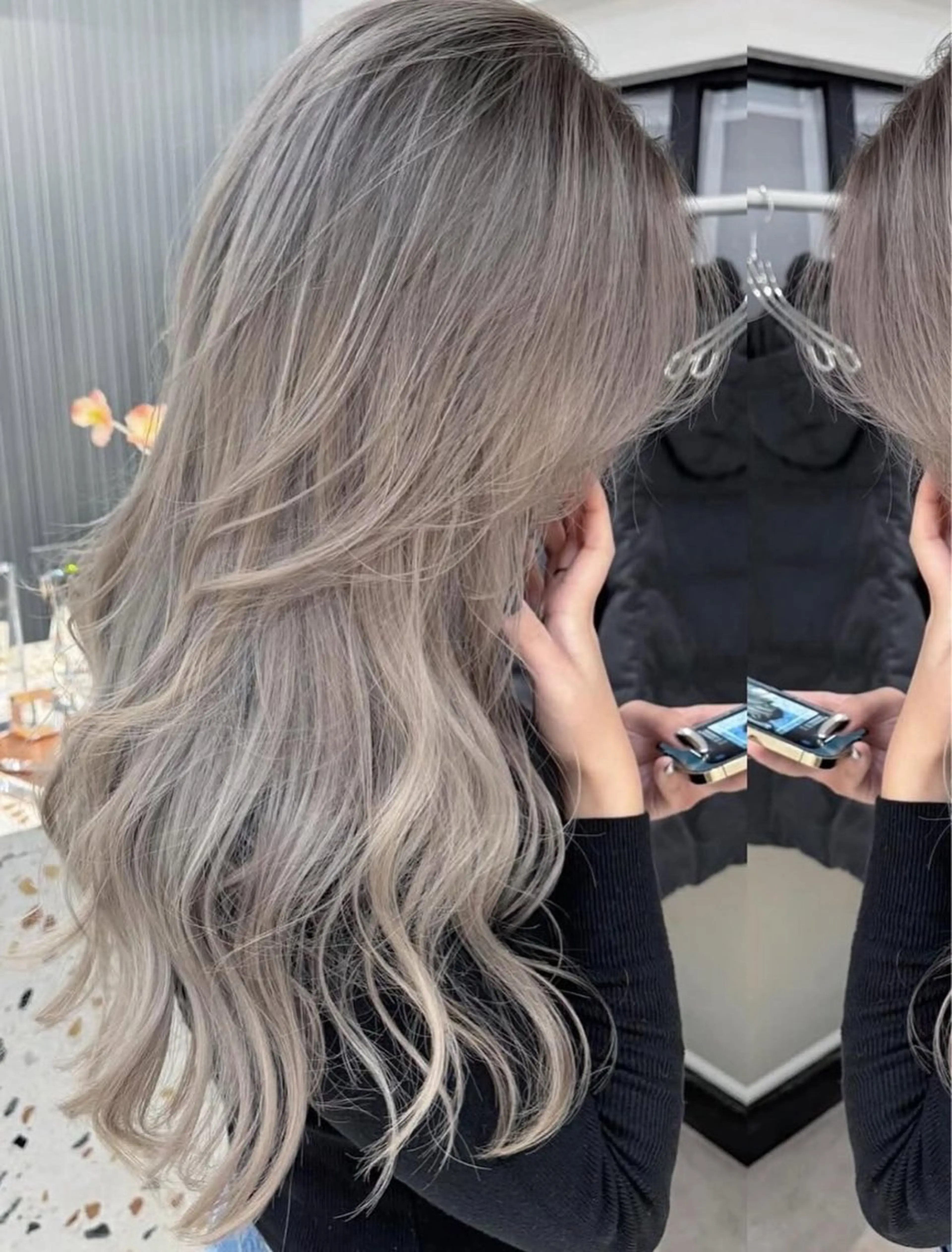 ロング ヘアカラー ミルクティーベージュ オリーブグレージュのヘアスタイル