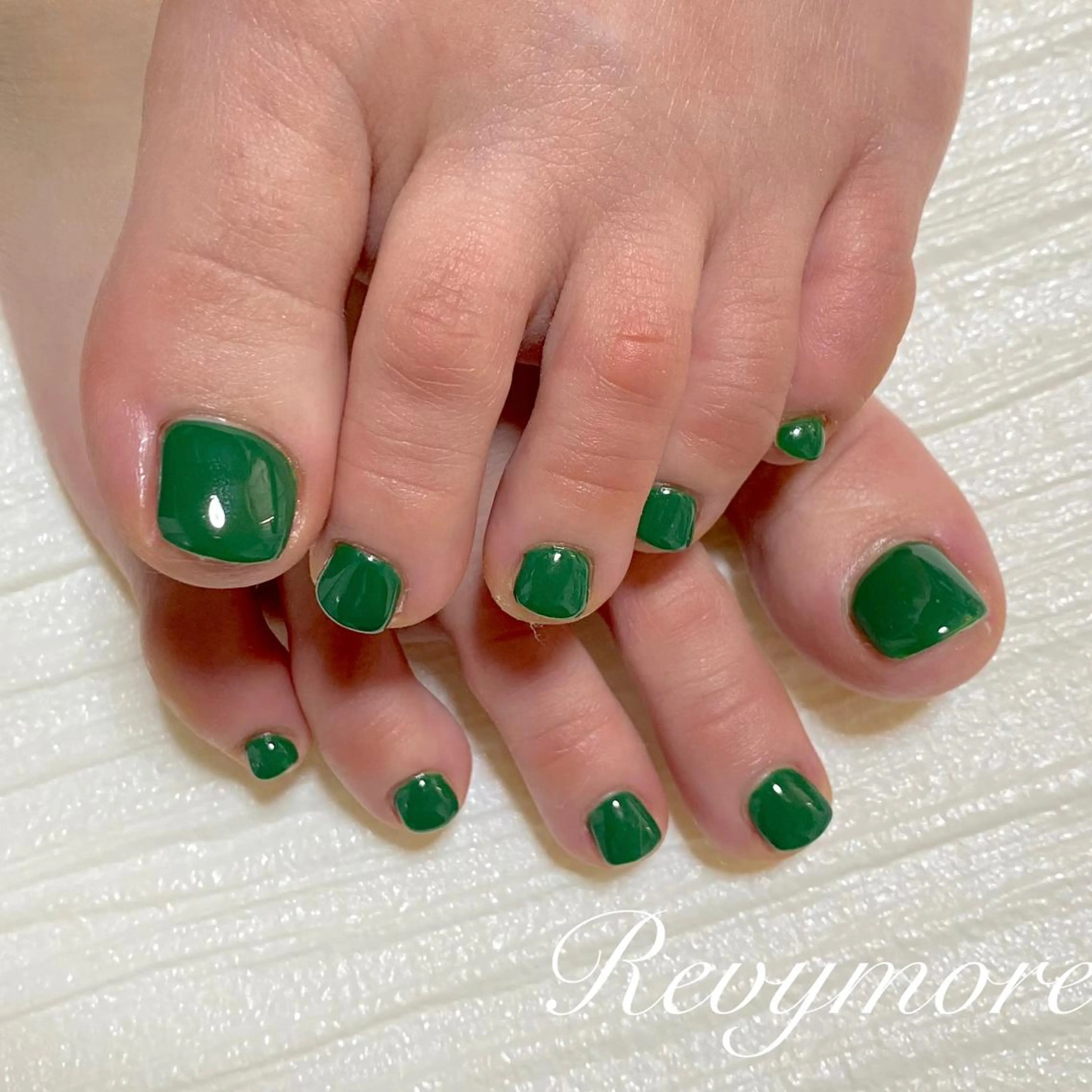 ミディアム ネイル 韓国風ヘア ジェルネイル グリーン キラキラネイル 韓国ネイル nail salon Revymoreのネイルデザイン