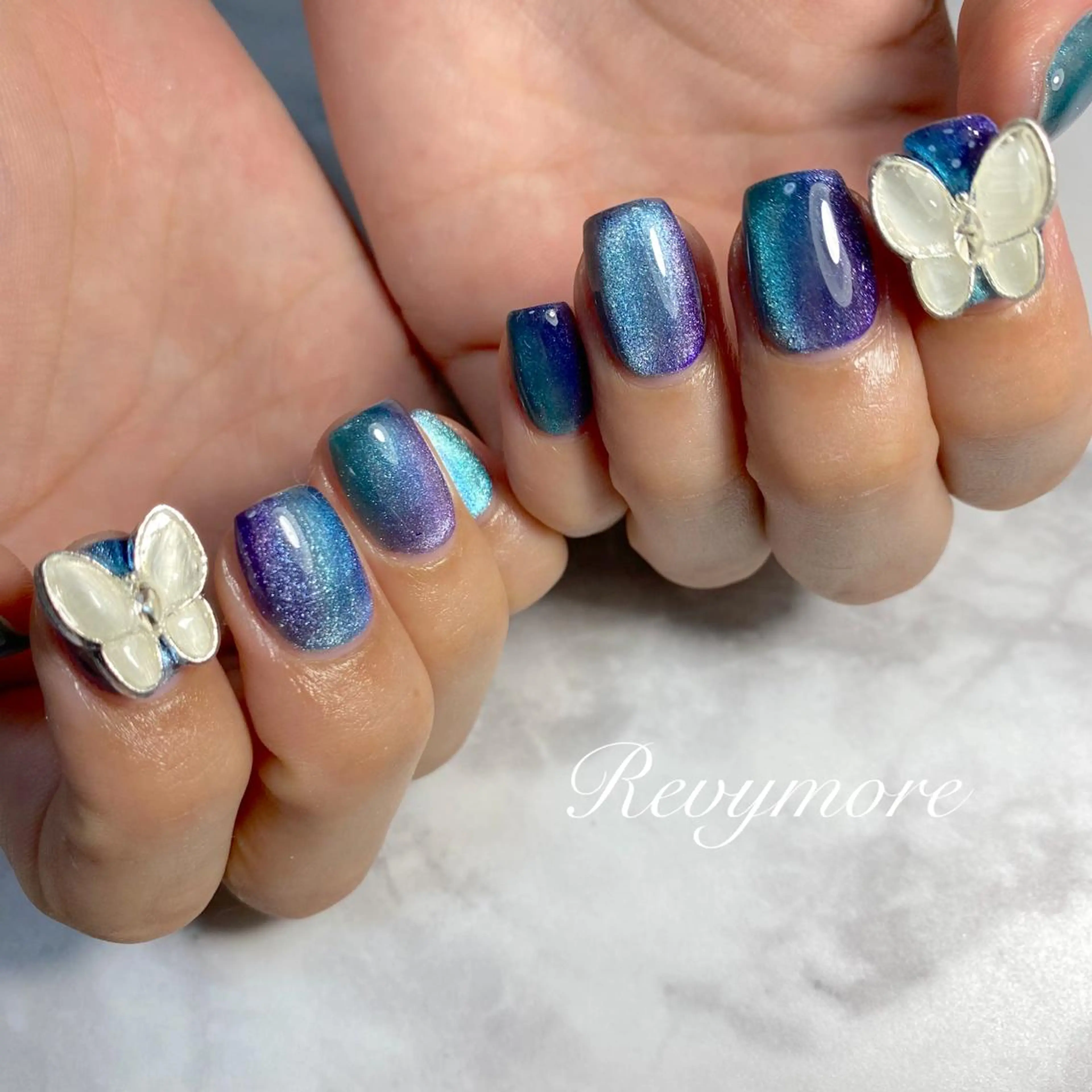 ミディアム ネイル 韓国風ヘア ジェルネイル キラキラネイル 韓国ネイル マグネットネイル nail salon Revymoreのネイルデザイン