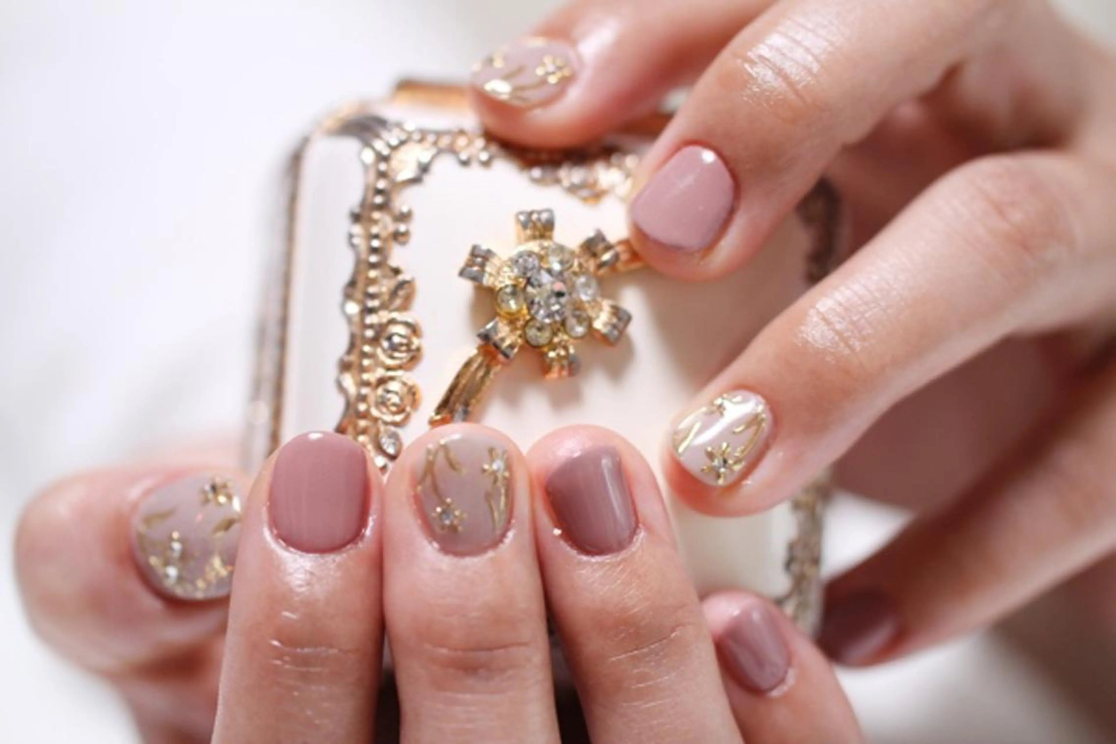 ネイル アートネイル フラワーネイル ジェルネイル ゴールド ワンカラーネイル ママリンド　志村坂上店所属・しみ えんのネイルデザイン