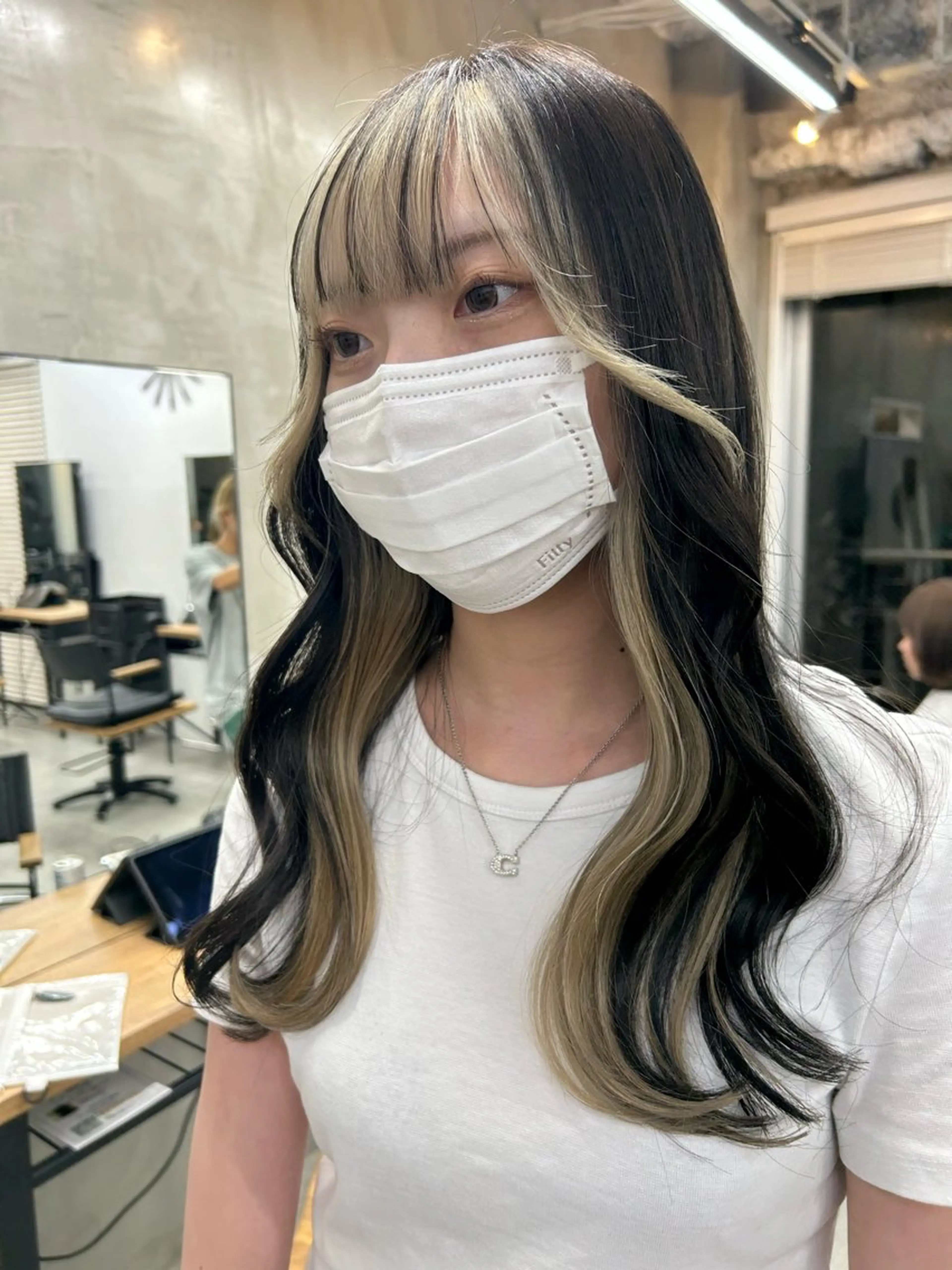 ロング カラー ミストバング ベージュカラー ブリーチ ケアブリーチ イヤリングカラー RYOSUKE ハイトーンのヘアスタイル