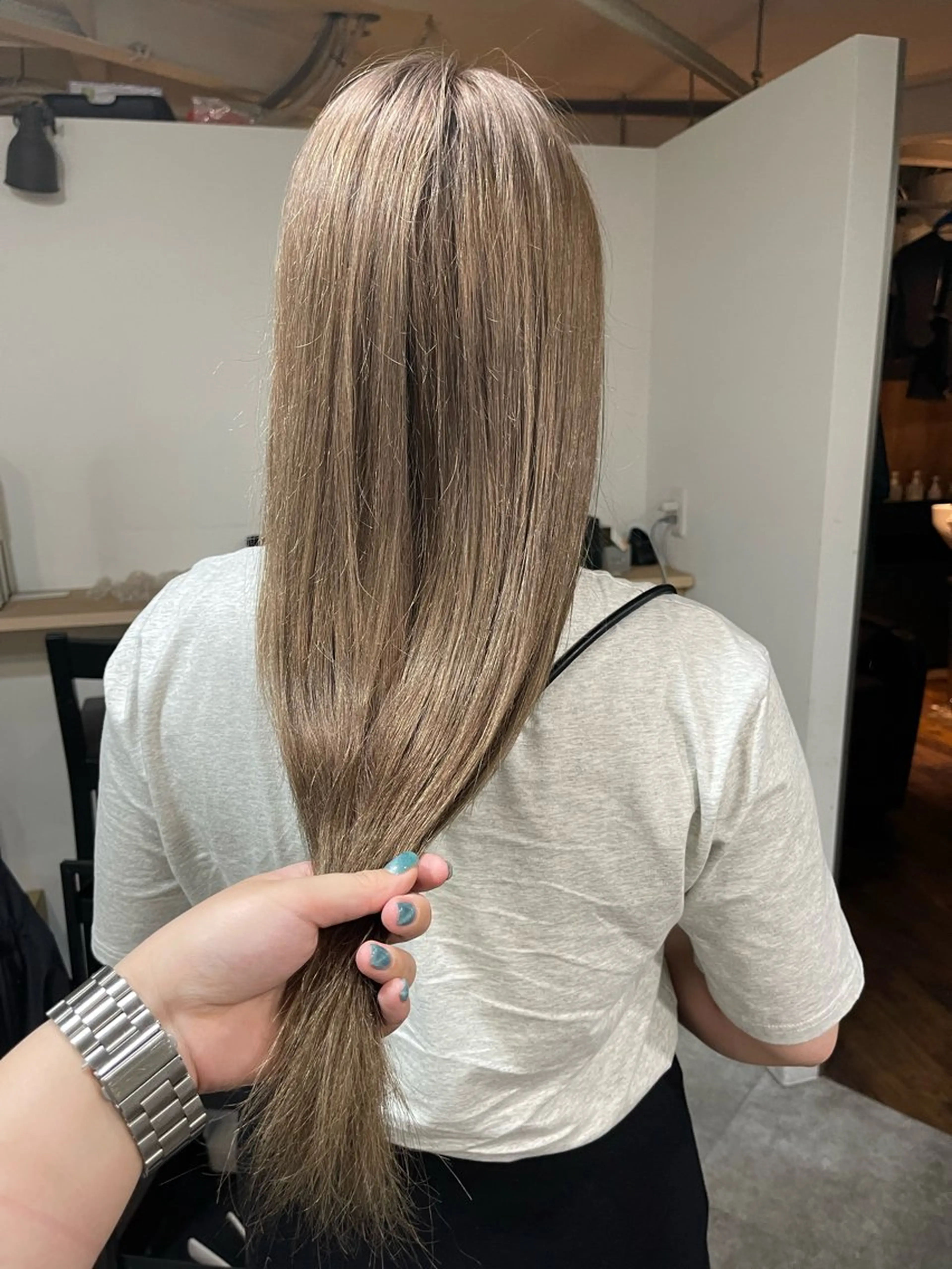 ロング ブリーチ縮毛矯正 LAFFYuiのヘアスタイル