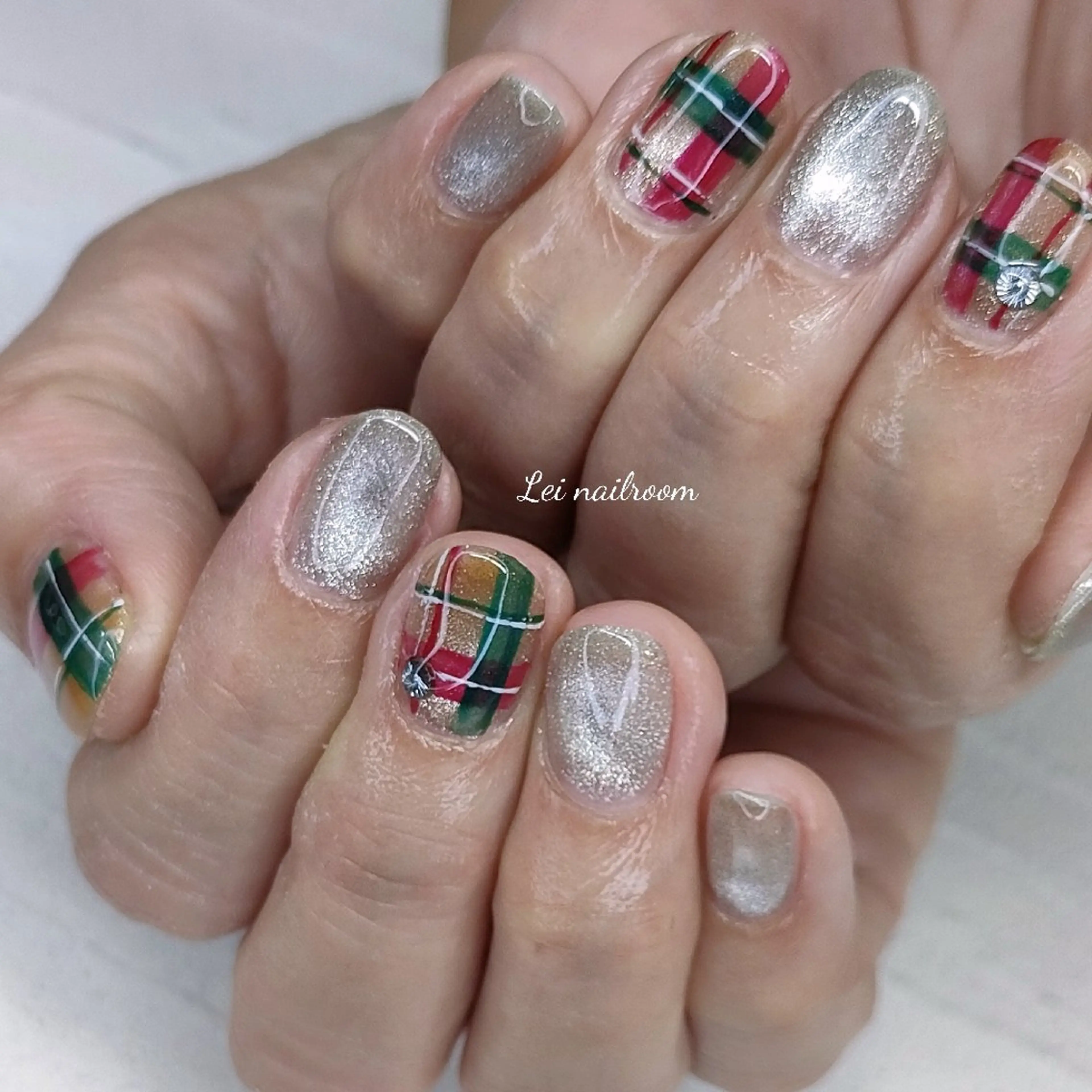 ネイル アートネイル マグネットネイル クリスマス lei🌼 nailroomのネイルデザイン