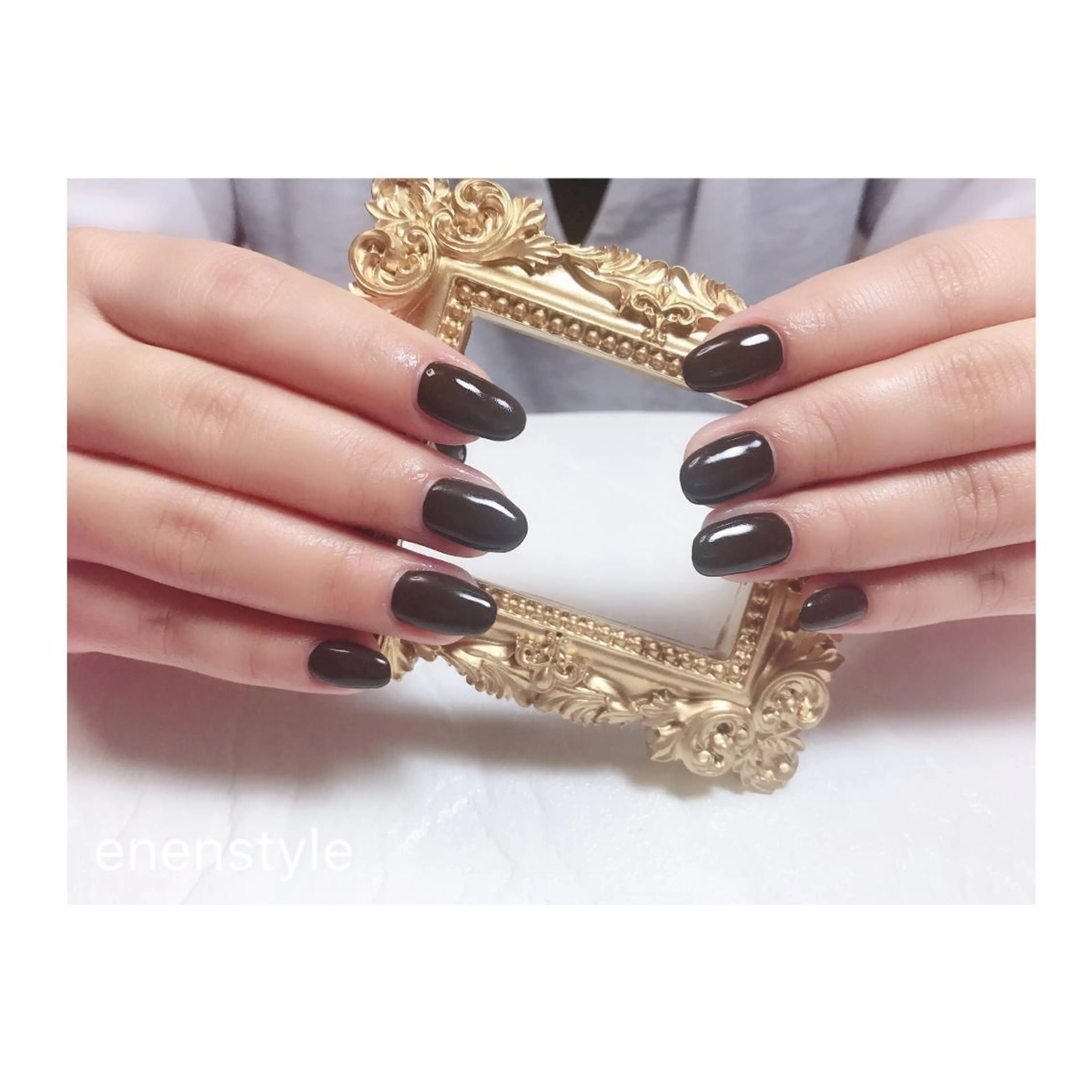ショート ネイル ブラウン ジェルネイル ニュアンスネイル オフィスネイル シンプルネイル 👑enen style👑のネイルデザイン