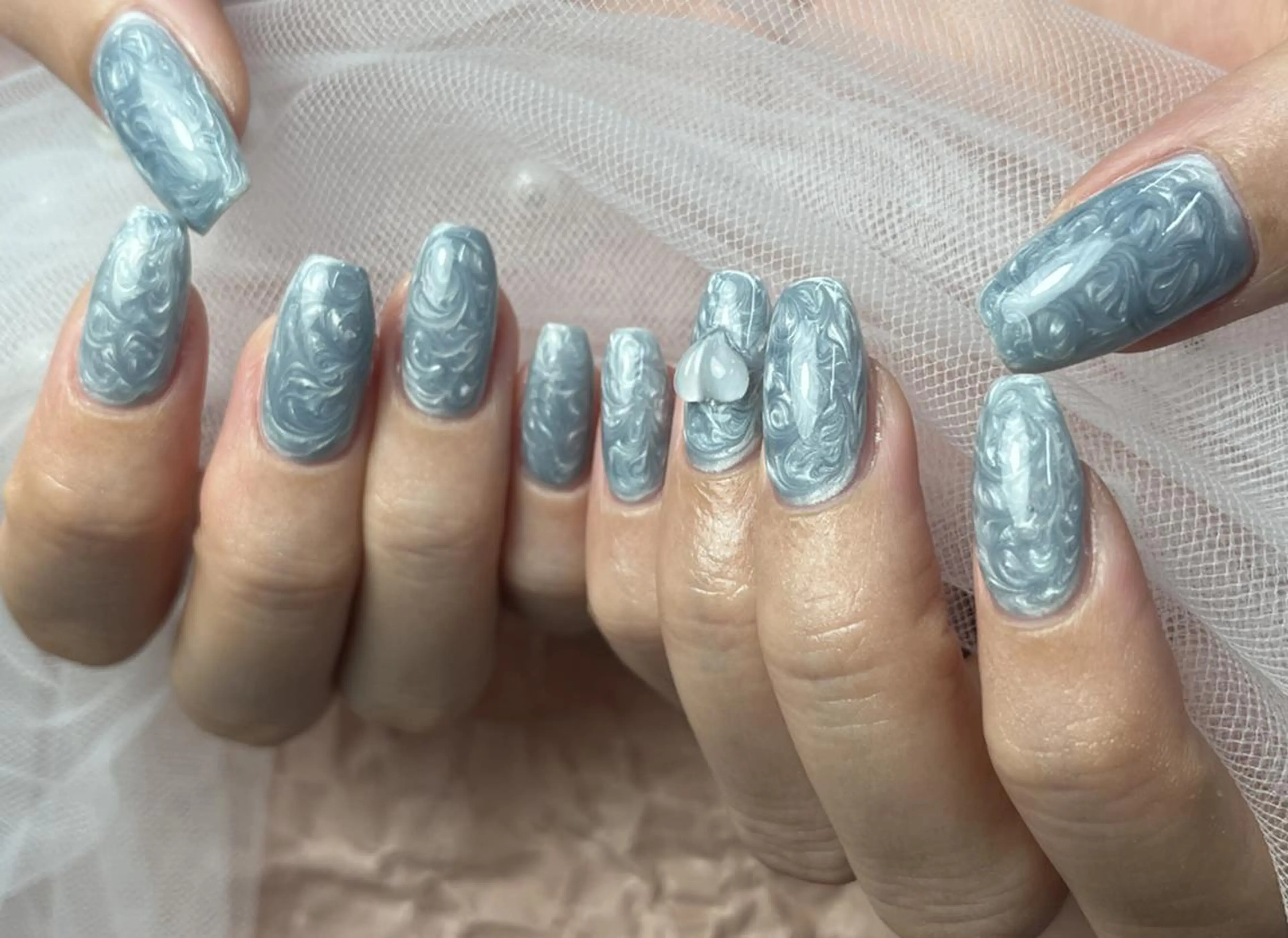 ネイル ブルー フラワーネイル シルバー シンプルネイル ハンドネイル ハンドケア ToliyDeliy Nail Salonのネイルデザイン