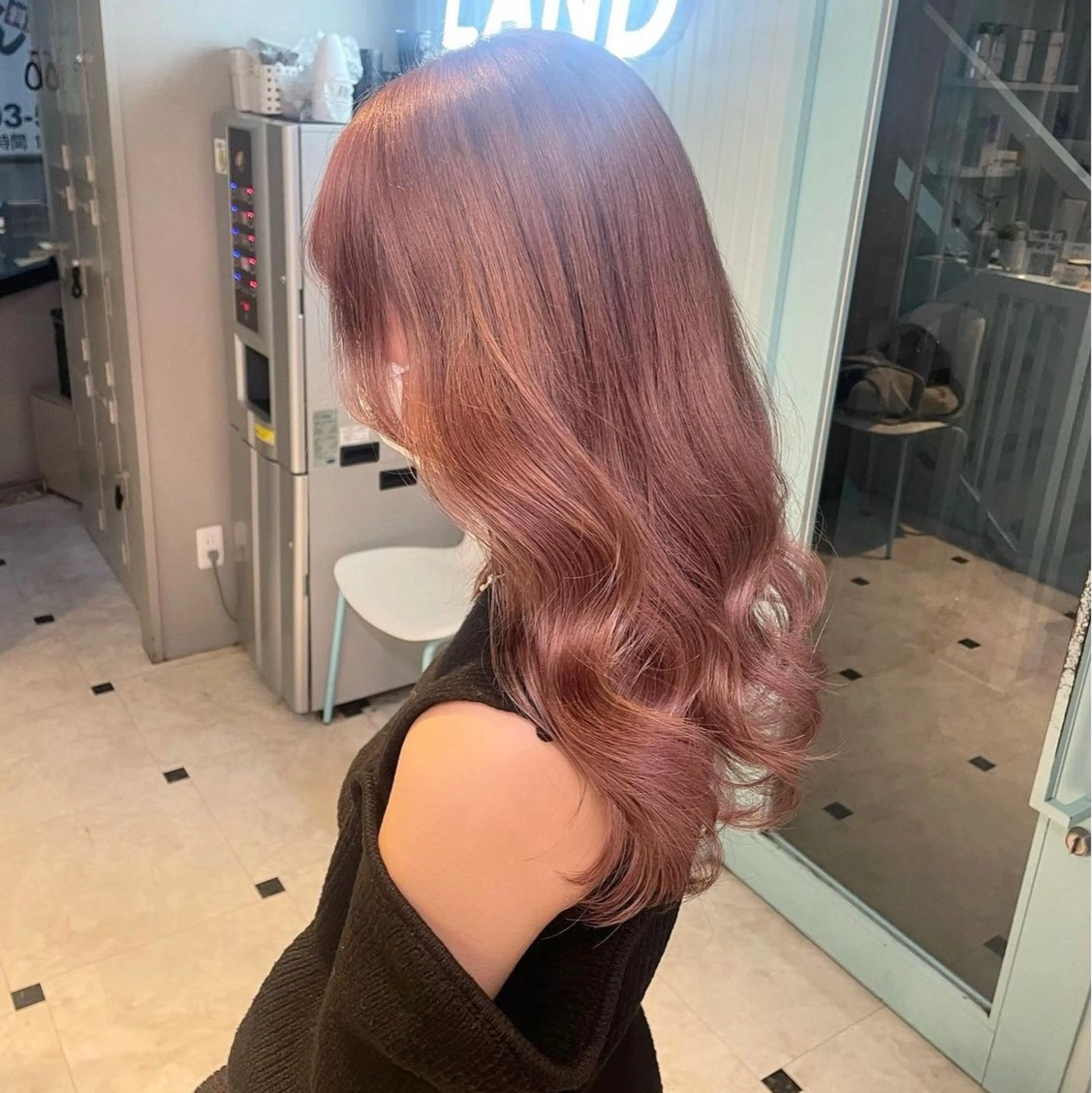 ミディアム ヘアカラー トリートメント サロウィン新宿三丁目East所属・顔周りレイヤー/新宿 /モテ艶カラー/航介のヘアスタイル