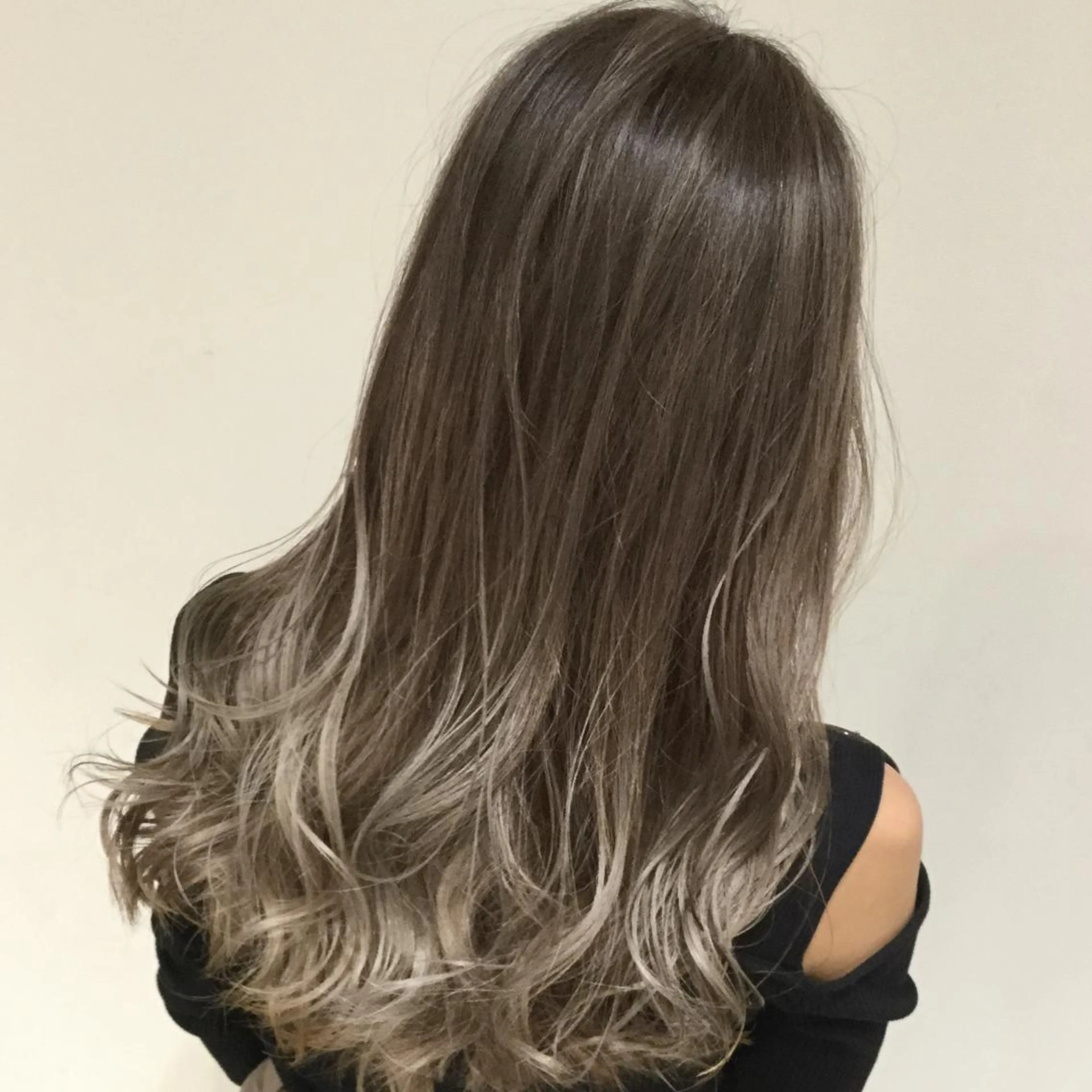 ミディアム カラー アッシュ アッシュグレー アッシュグレージュ バレイヤージュ ミストバング AMI Hair  supply所属・髪質改善カラー韓国風 レイヤーtudaのヘアスタイル