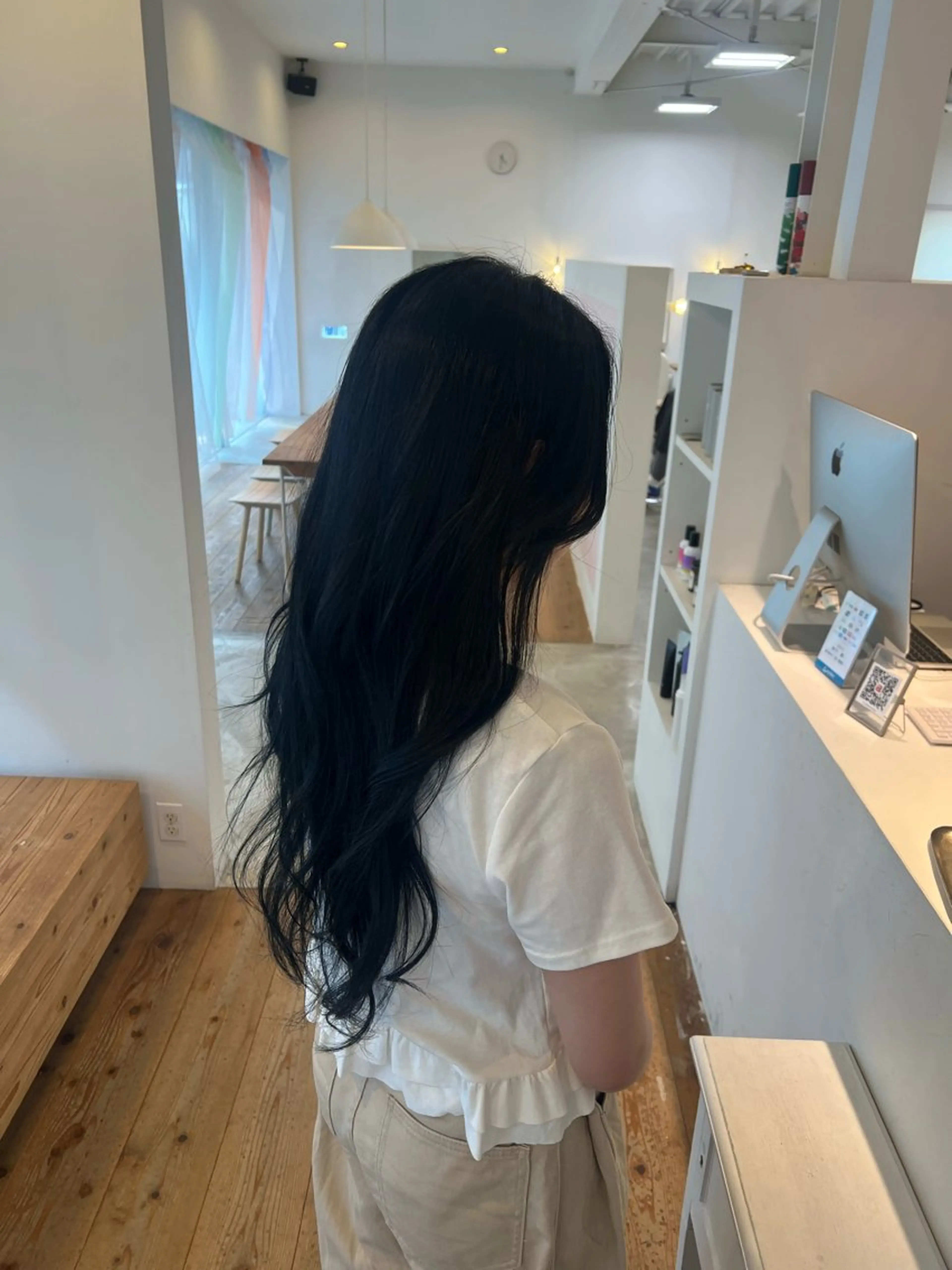 カラー 黒髪 ブルーカラー ブルーブラック 『YARD.』 森崎 優菜のヘアスタイル