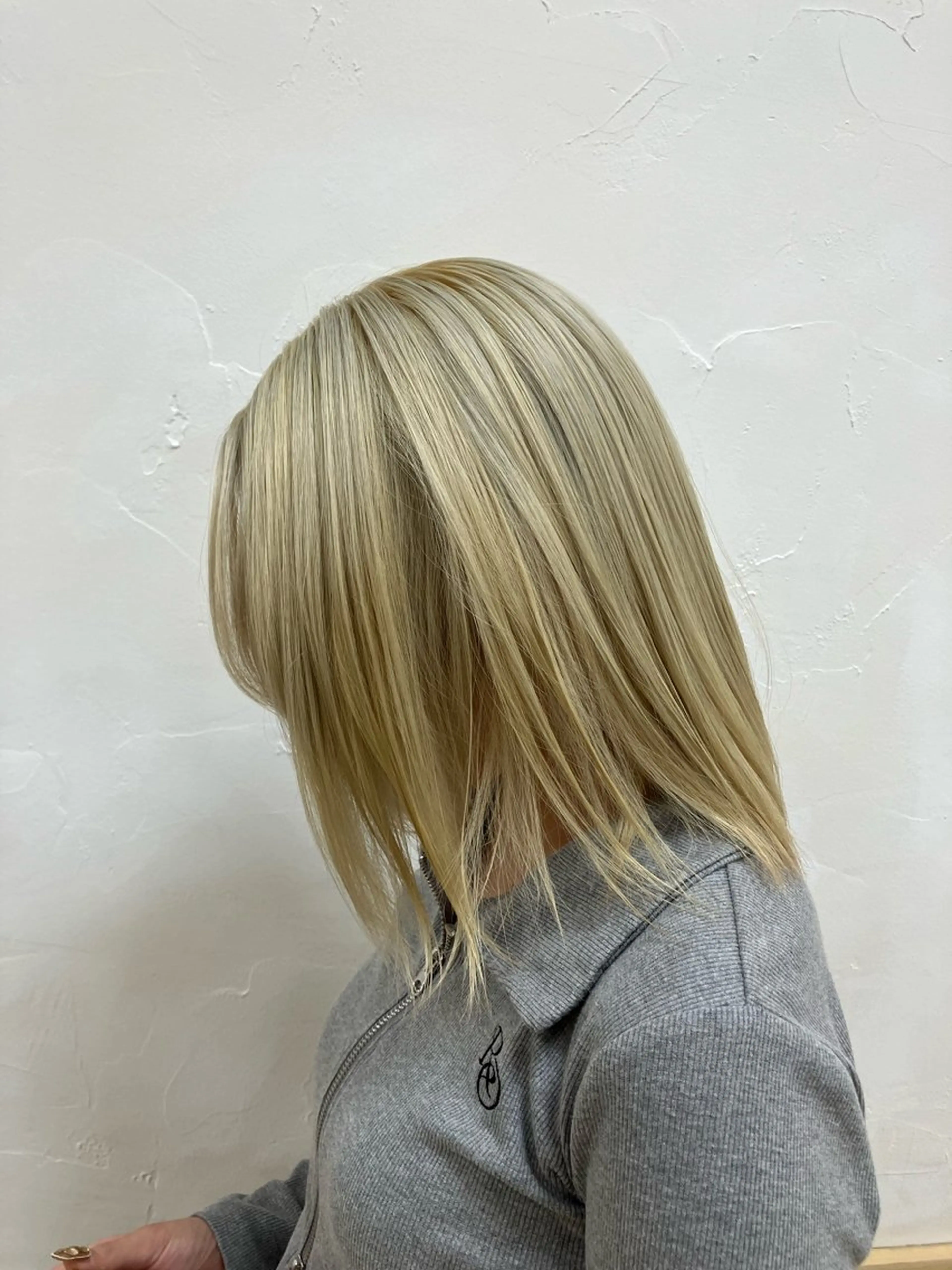 セミロング カラー ブリーチ ブロンド THE ESSENCE 蔵前所属・怜音/ REONのヘアスタイル