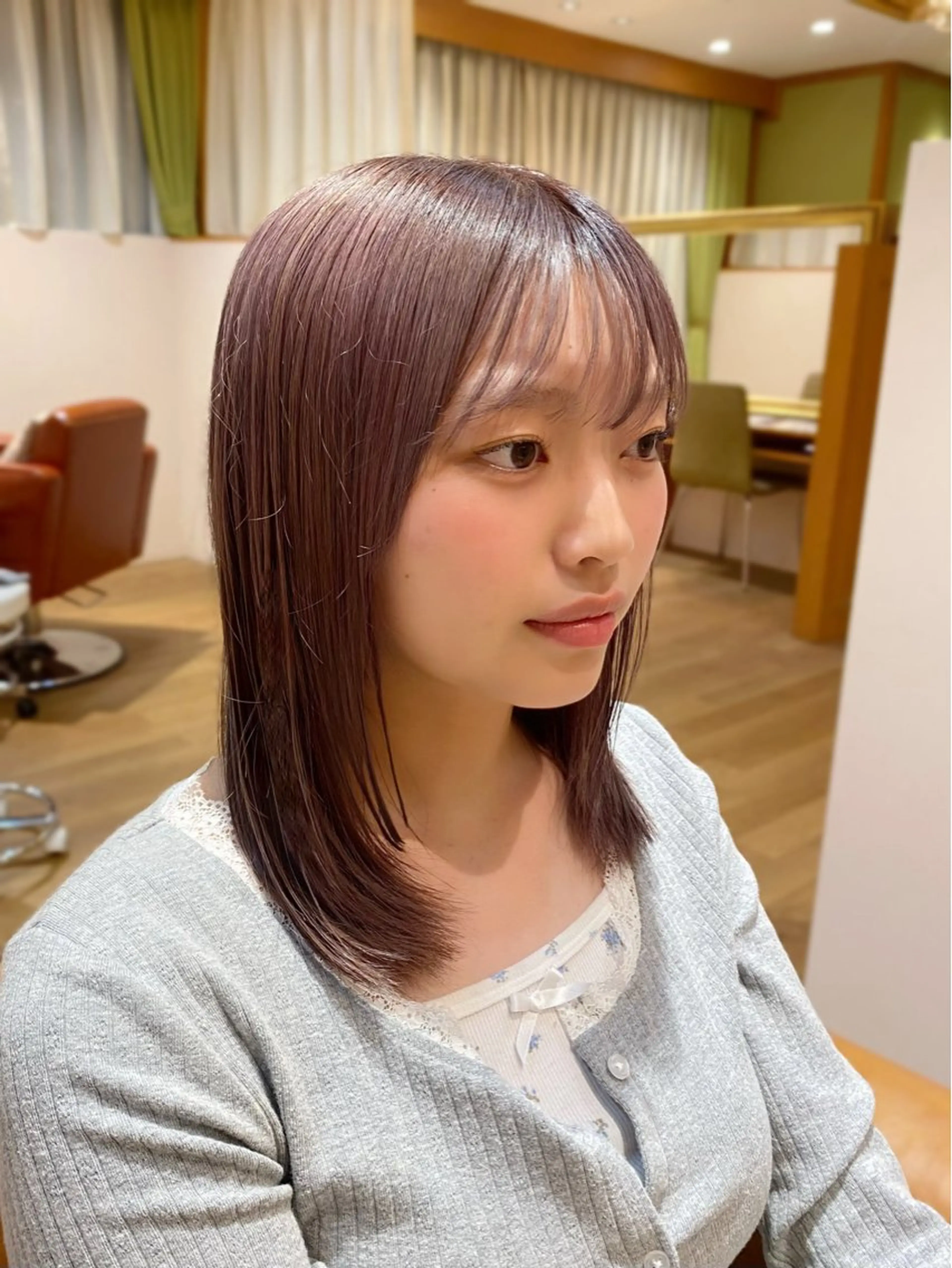 ミディアム カラー ブリーチ ハイトーンカラー ラベンダーカラー レイヤーカット ローレイヤー カット ヘアカラー トリートメント asuka‪‪‎🤍 Lita 1Fのヘアスタイル