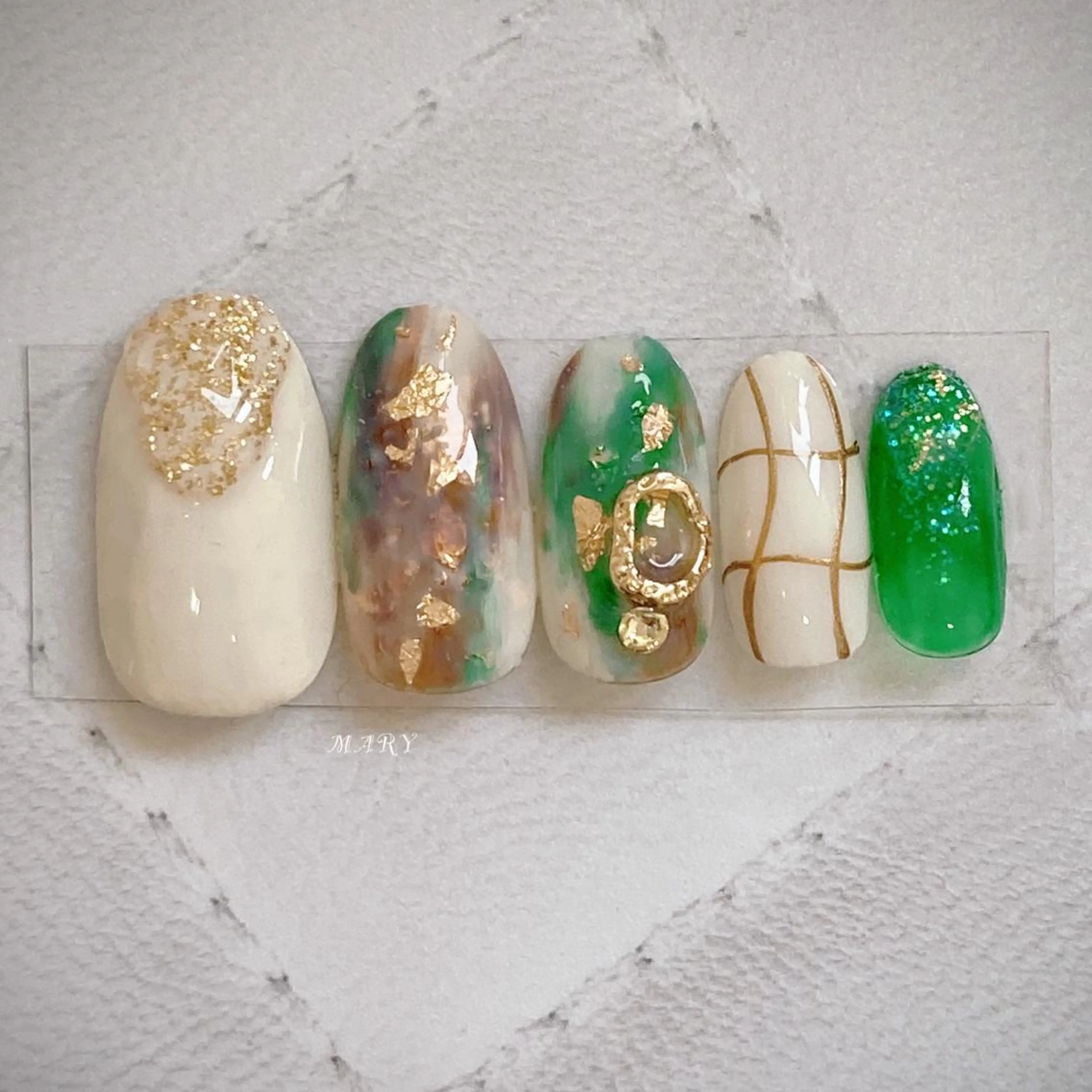 ネイル アートネイル グリーン ニュアンスネイル ワンカラーネイル ホワイト ハンドネイル Mary nail .narumiのネイルデザイン